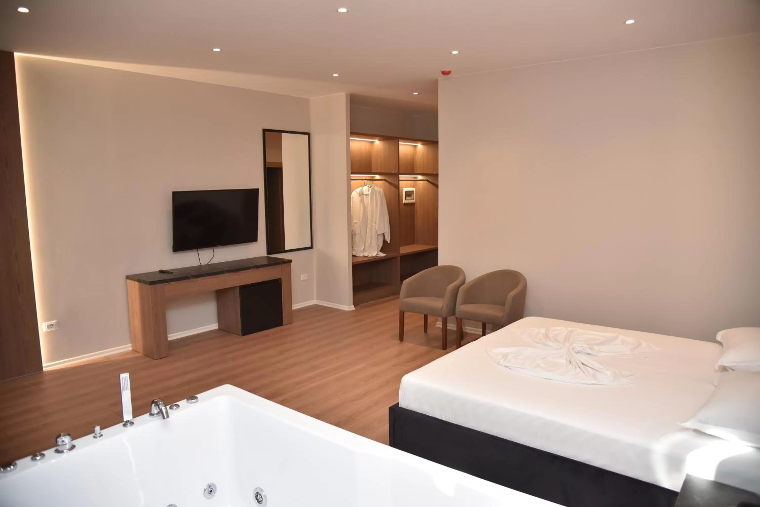 Bedroom, TV/Entertainment Center in Hotel Continental