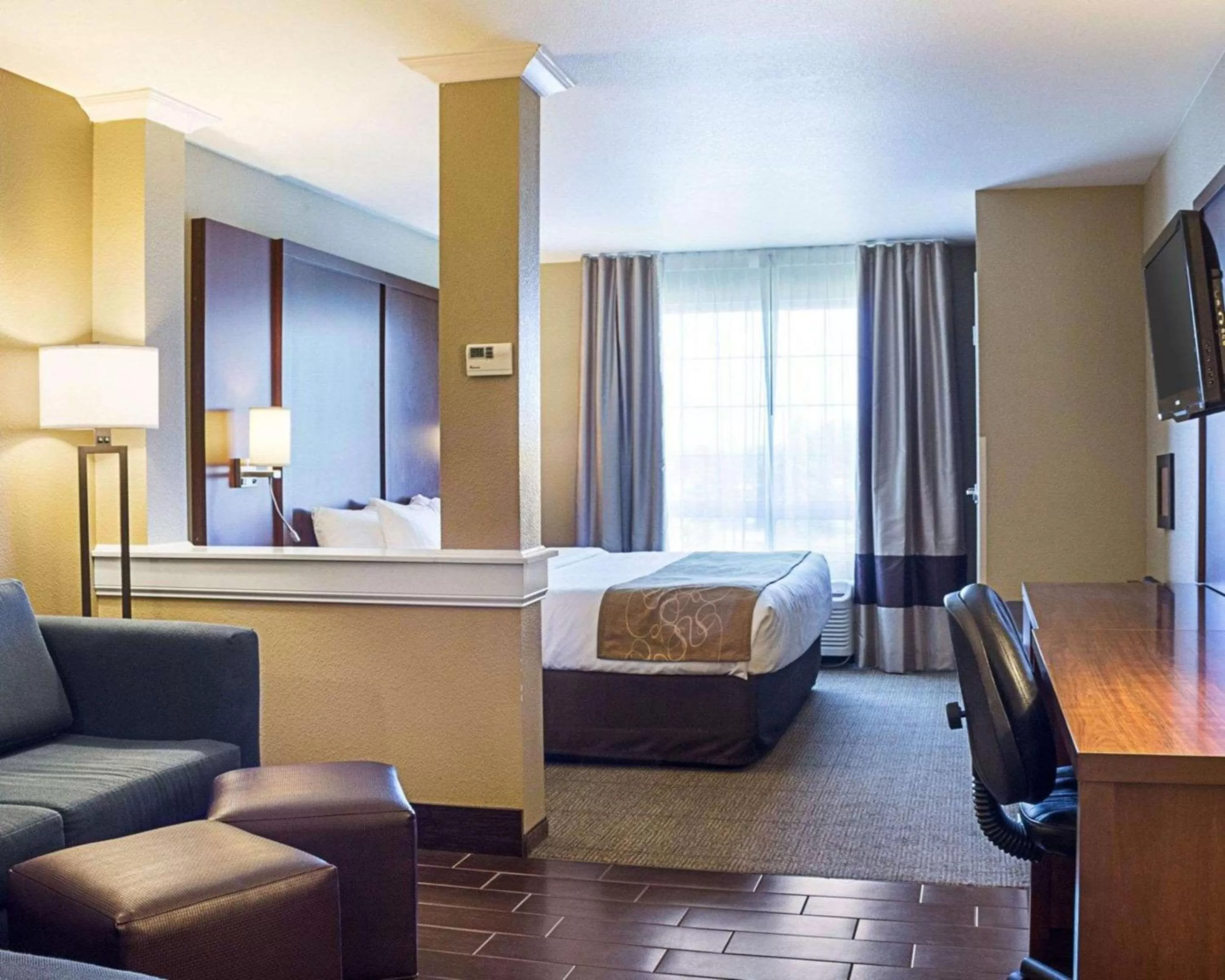 Photo of the whole room, Bed in Comfort Suites Minot South