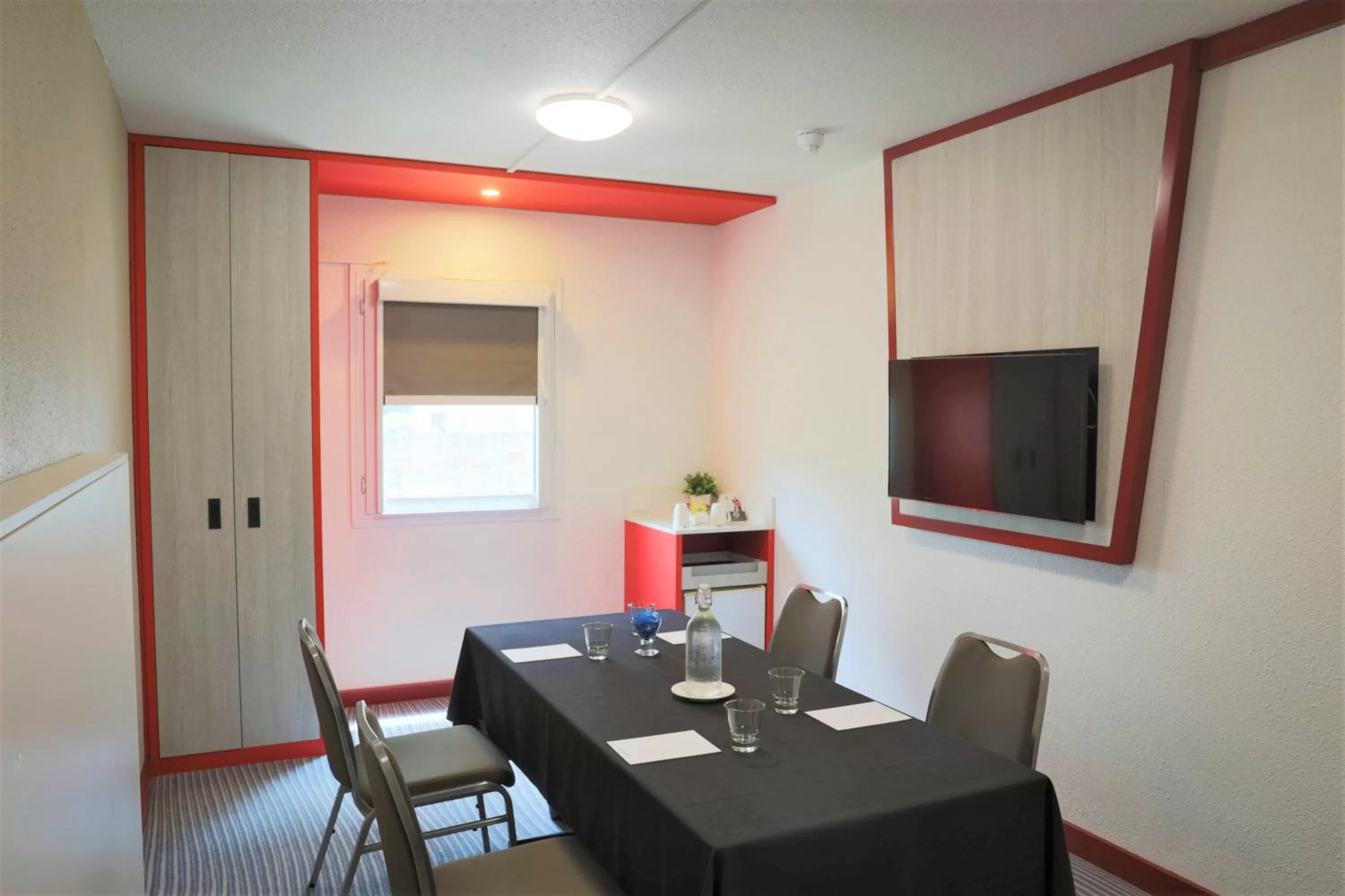 Communal lounge/ TV room in ibis Sydney Airport