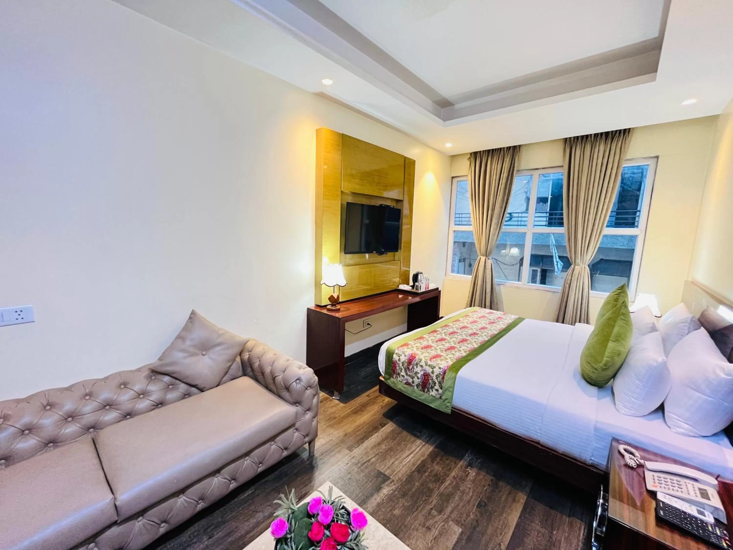 Communal lounge/ TV room, Bed in Hotel Banz near Delhi Airport