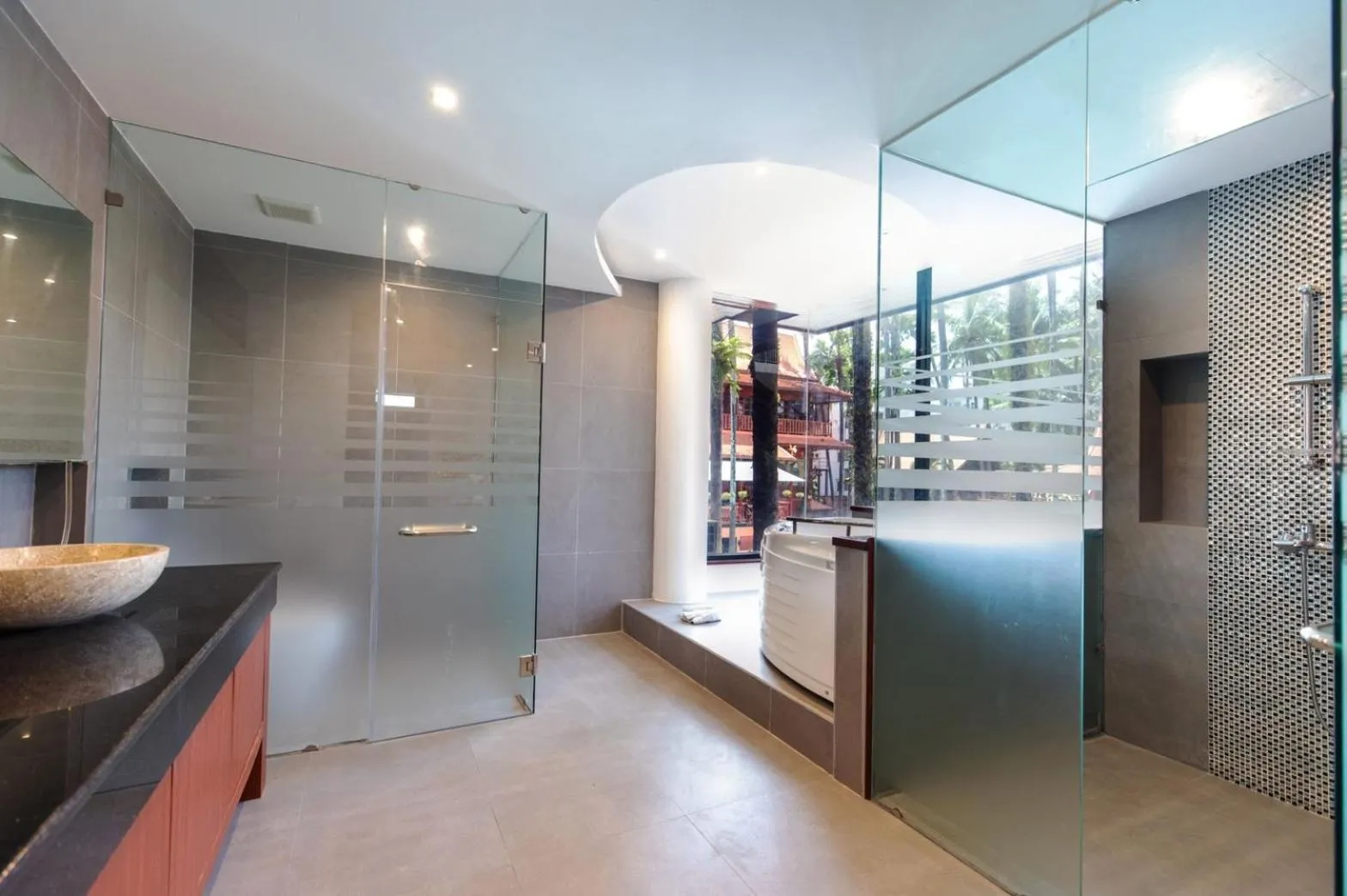 Bathroom in Royal Phawadee Village Patong - 2 Minutes walk to the beach