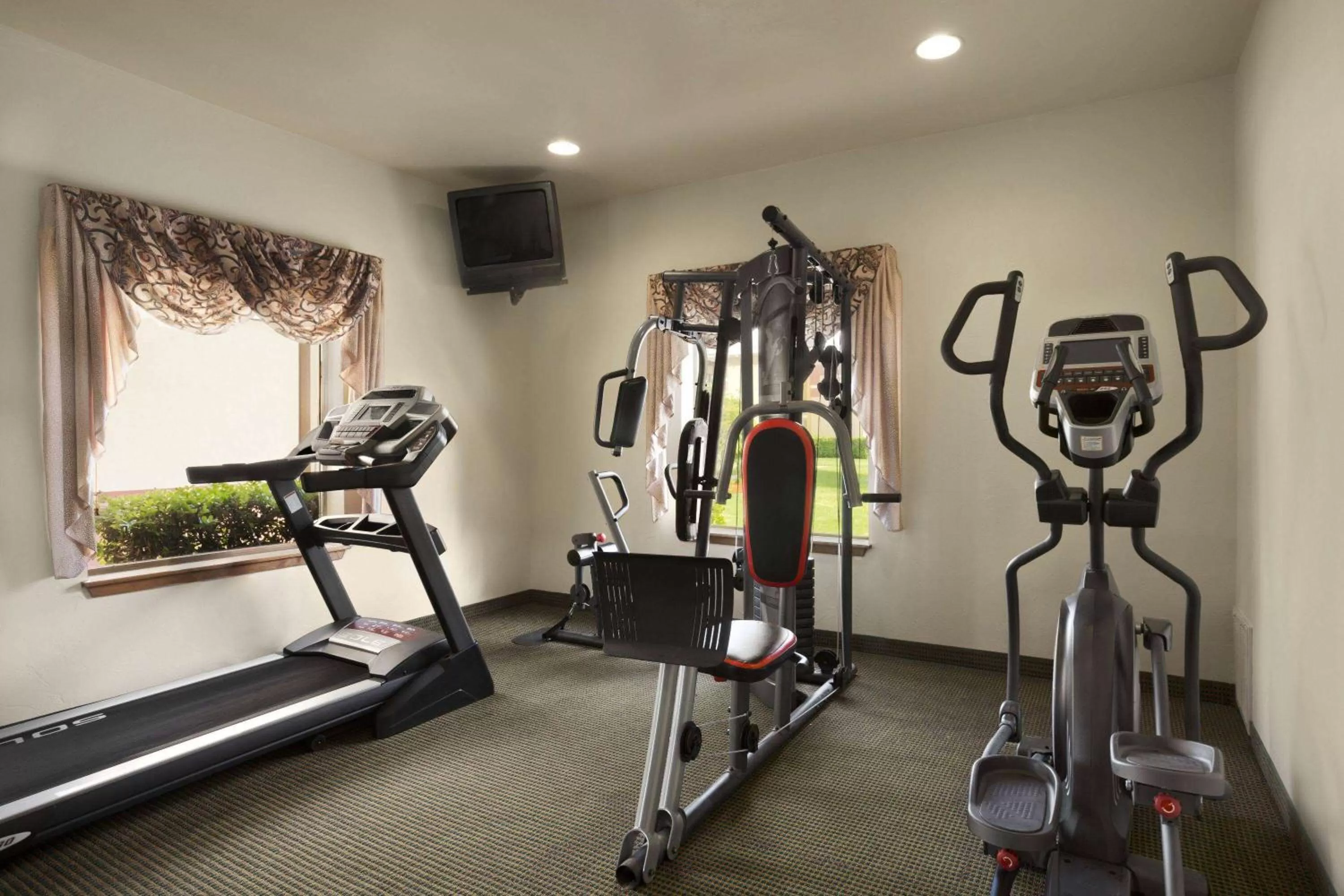 Fitness centre/facilities in Howard Johnson by Wyndham Oklahoma City OKC Airport, Fairgrounds, I40