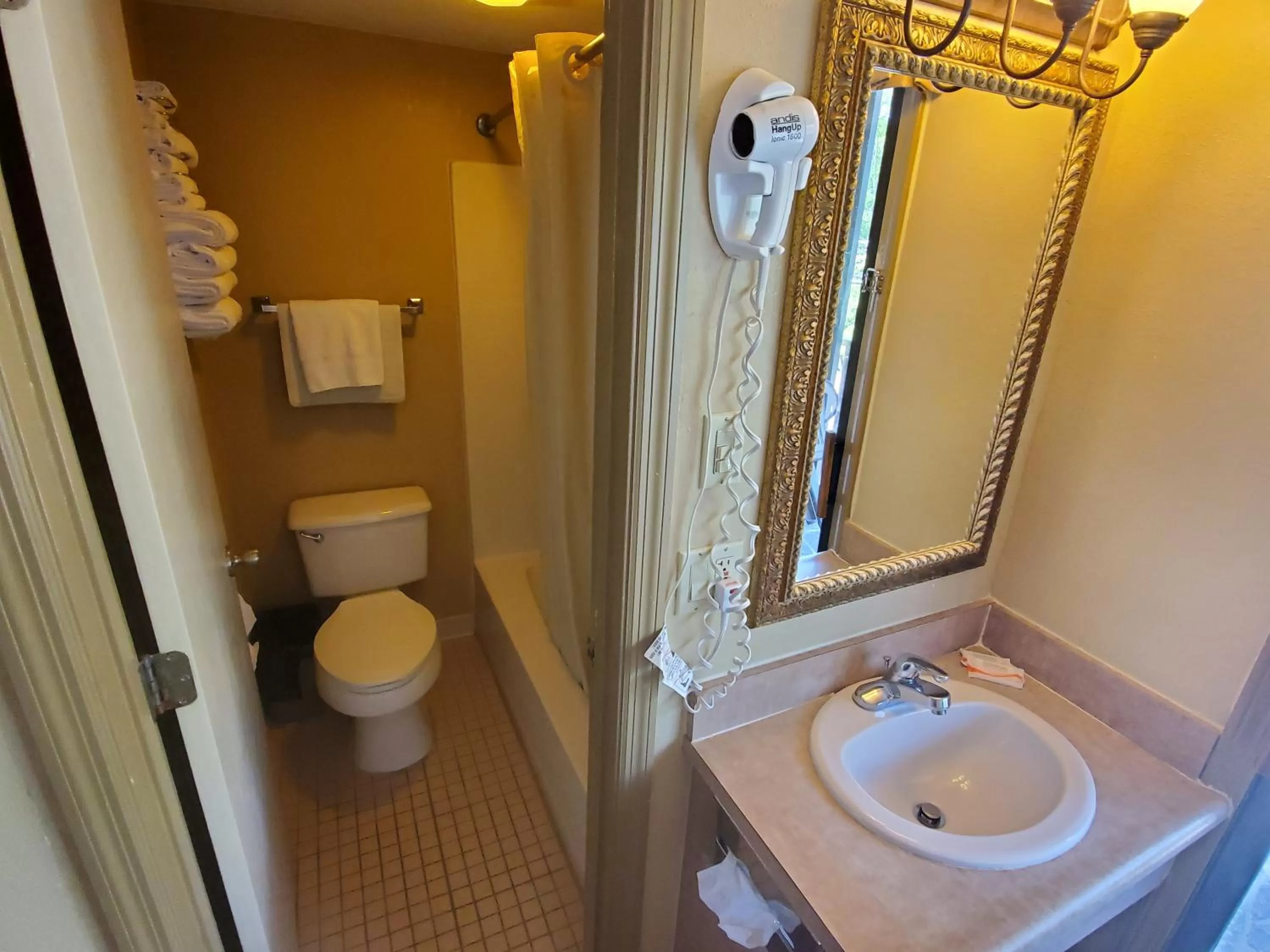 Double Room with Balcony in Colonial House Motel