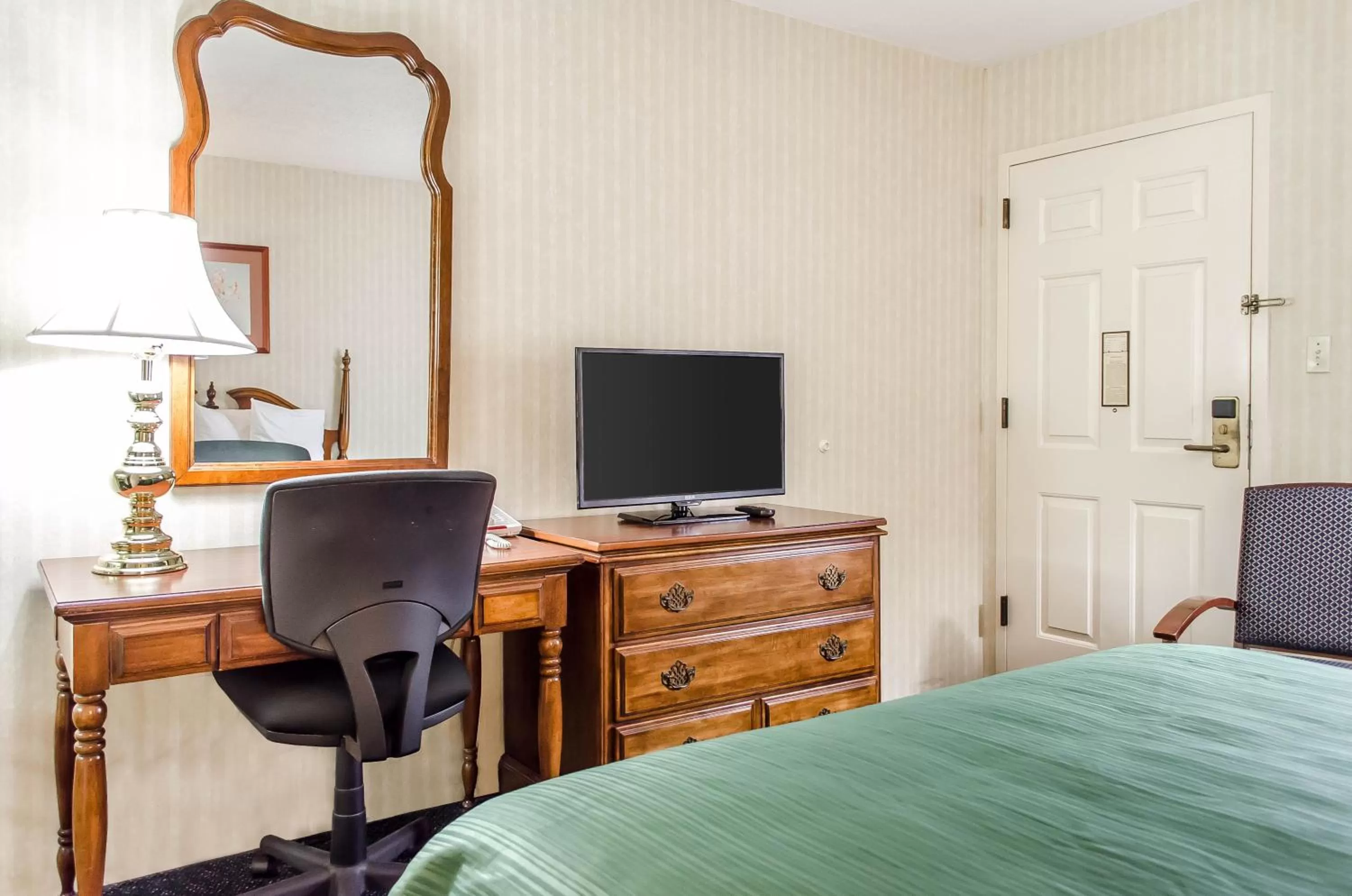TV and multimedia, Bed in Quality Inn Gettysburg Battlefield