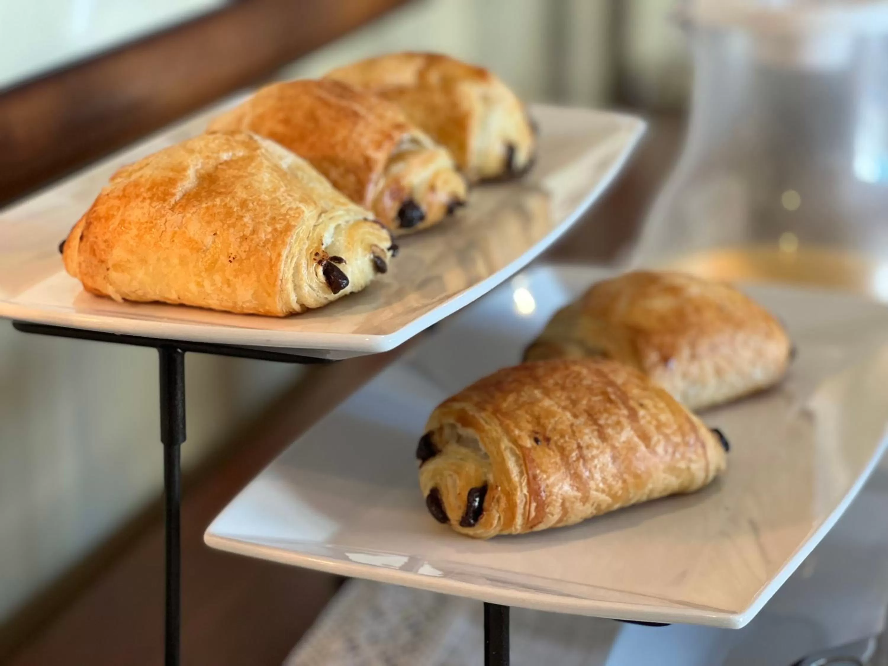 Breakfast in Almondy Inn Bed & Breakfast