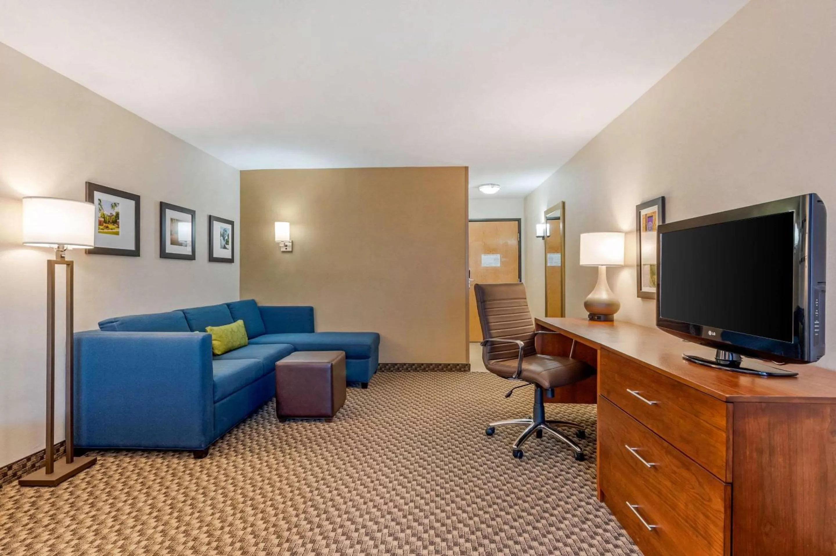 Photo of the whole room in Comfort Inn & Suites near Route 66