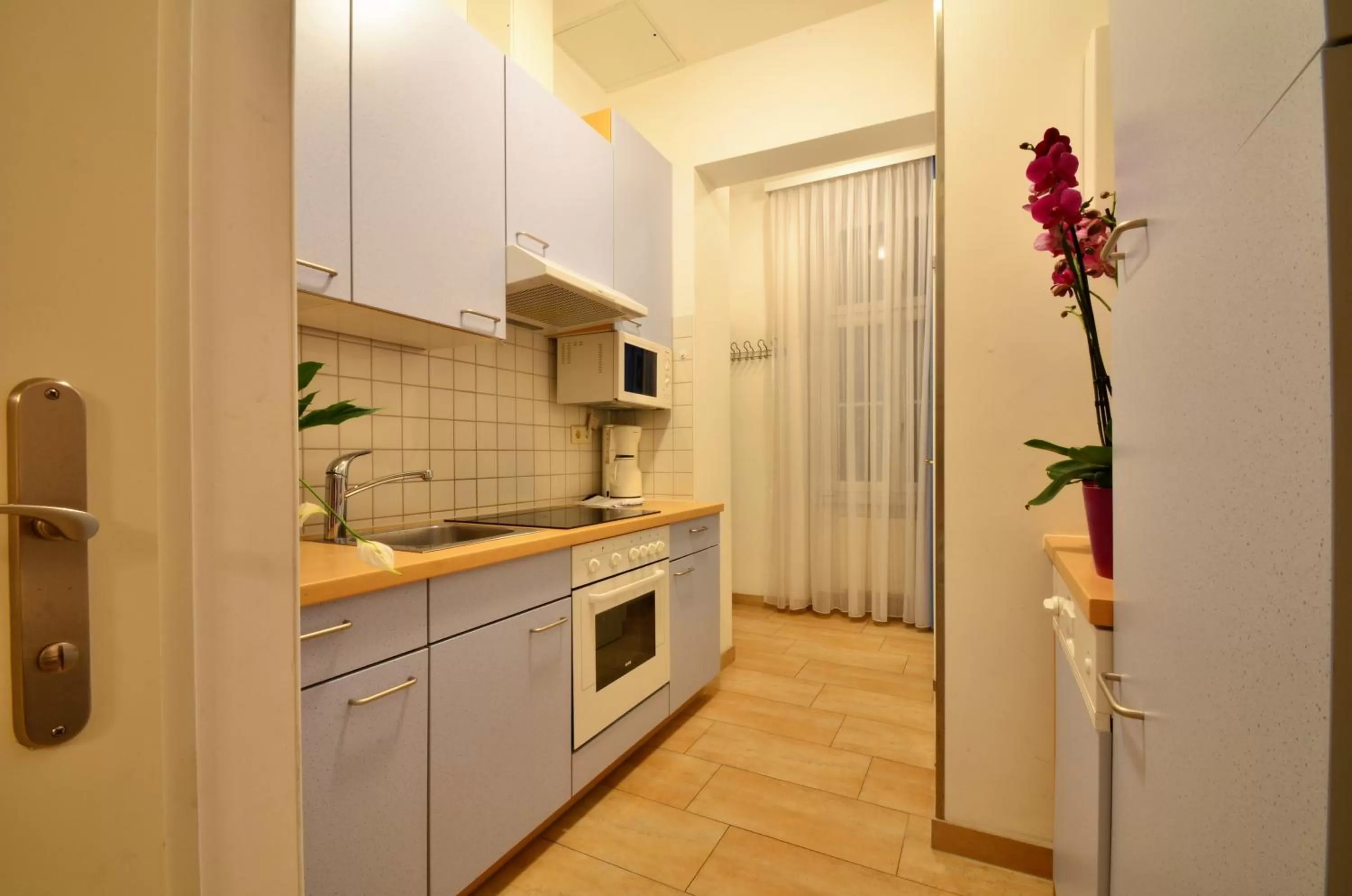 Kitchen or kitchenette in AJO Apartments - Messe City Flat - Self-Check-in