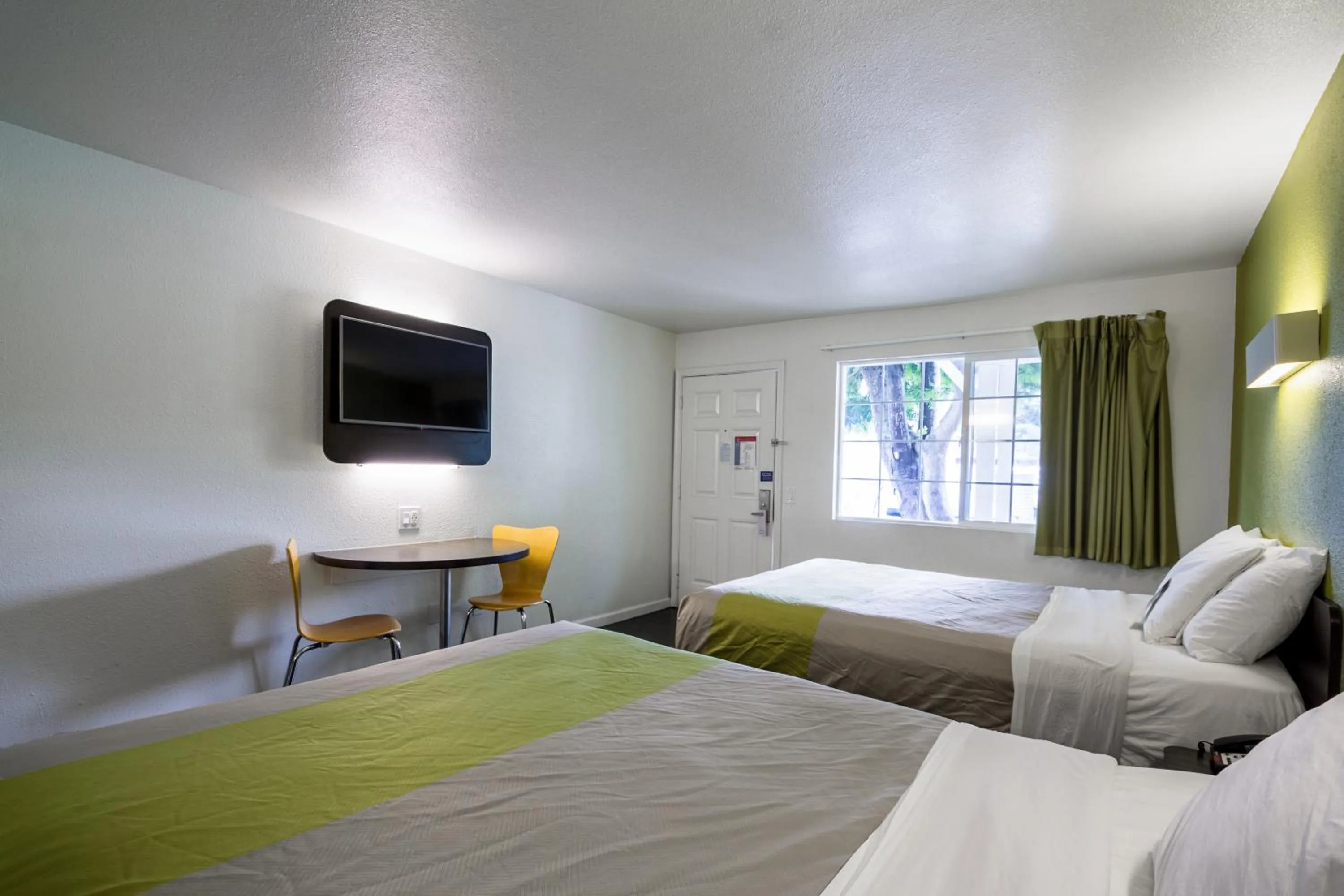 TV and multimedia, Bed in Motel 6 - Downtown Monterey