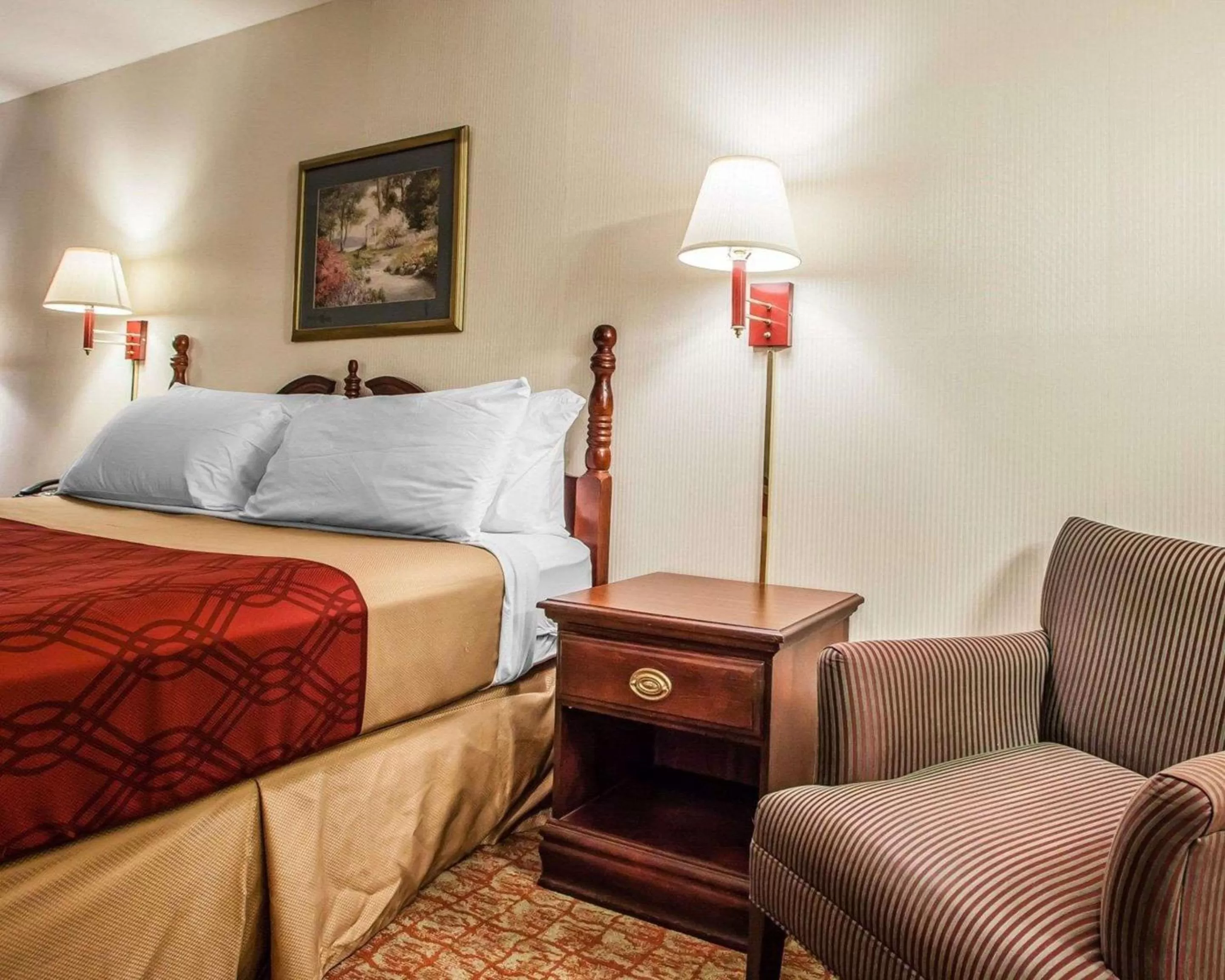 Photo of the whole room, Bed in Econo Lodge Douglassville-Pottstown