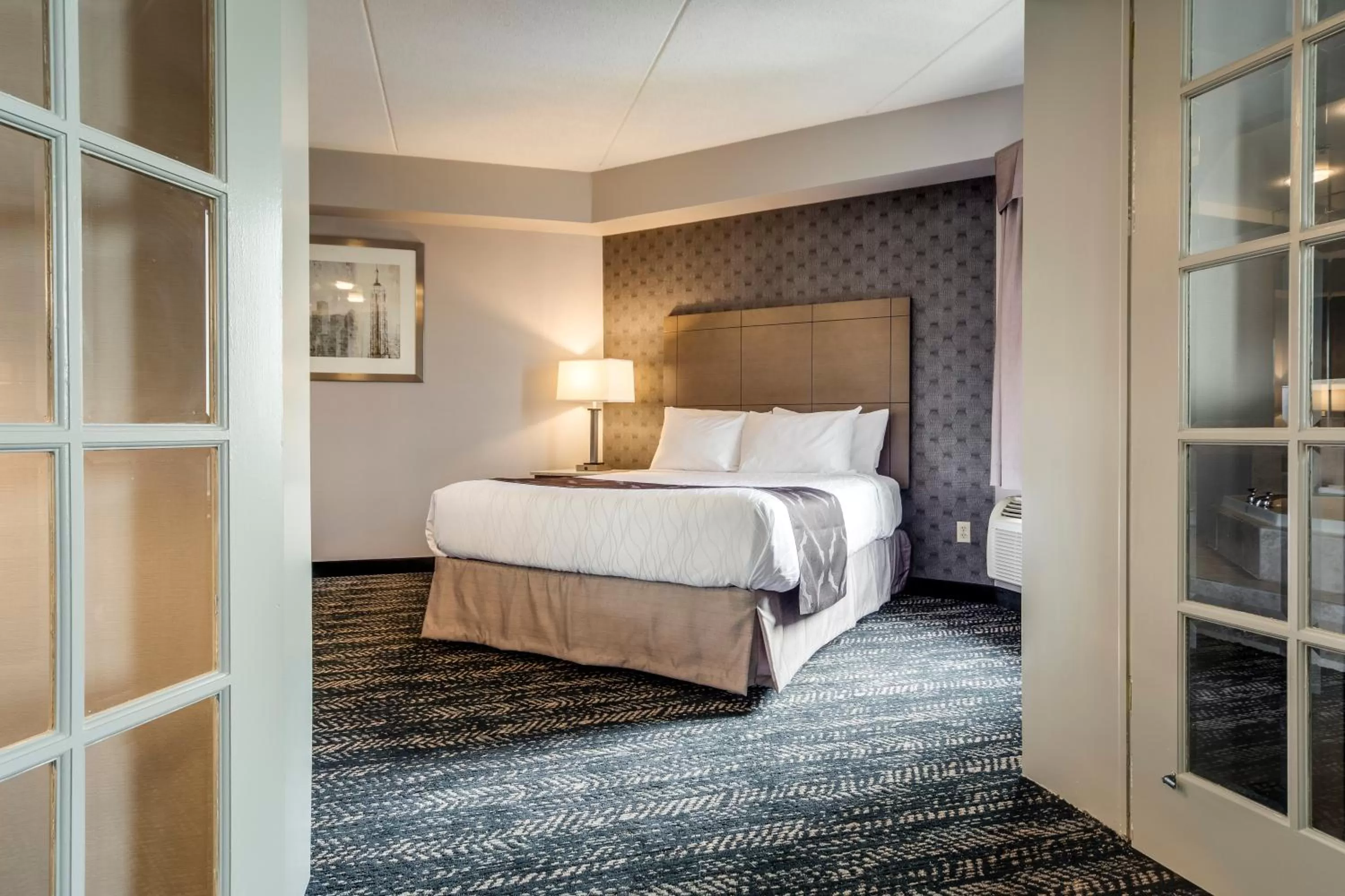 Photo of the whole room, Bed in Monte Carlo Inn Brampton