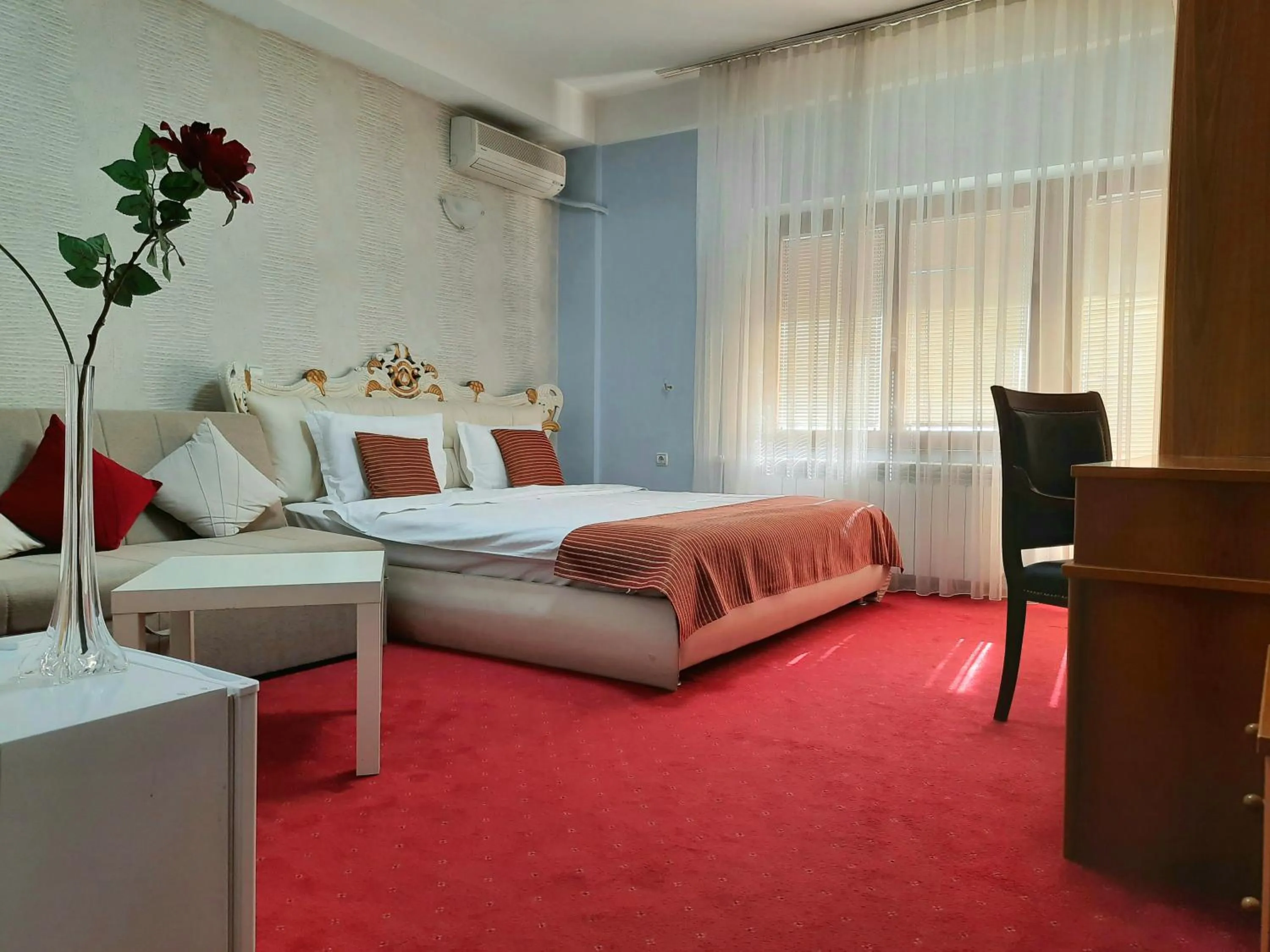 Bed in Hotel Aristocrat & Fish Restaurant