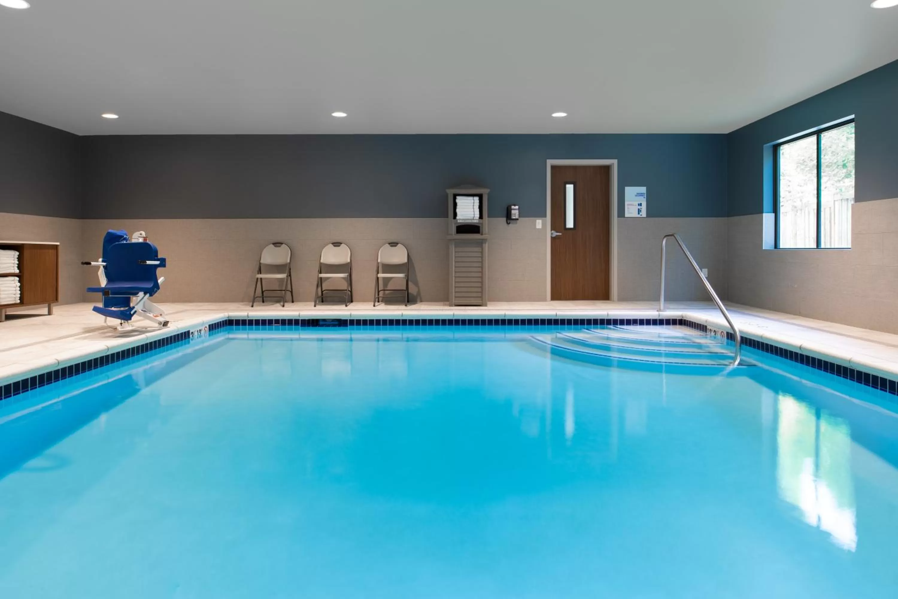 Swimming pool in Holiday Inn Express & Suites - Camas by IHG