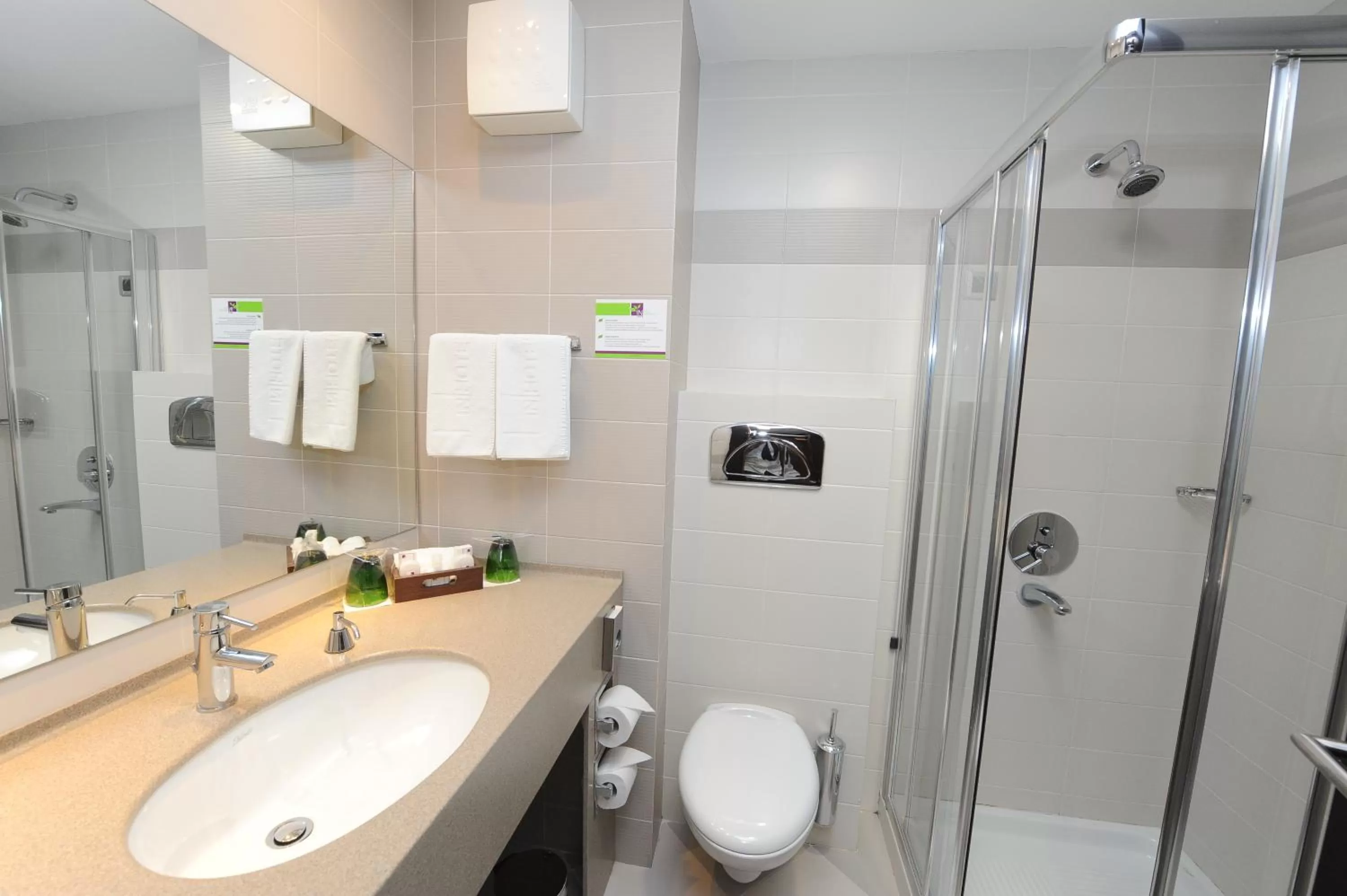 Shower in IN Hotel Beograd