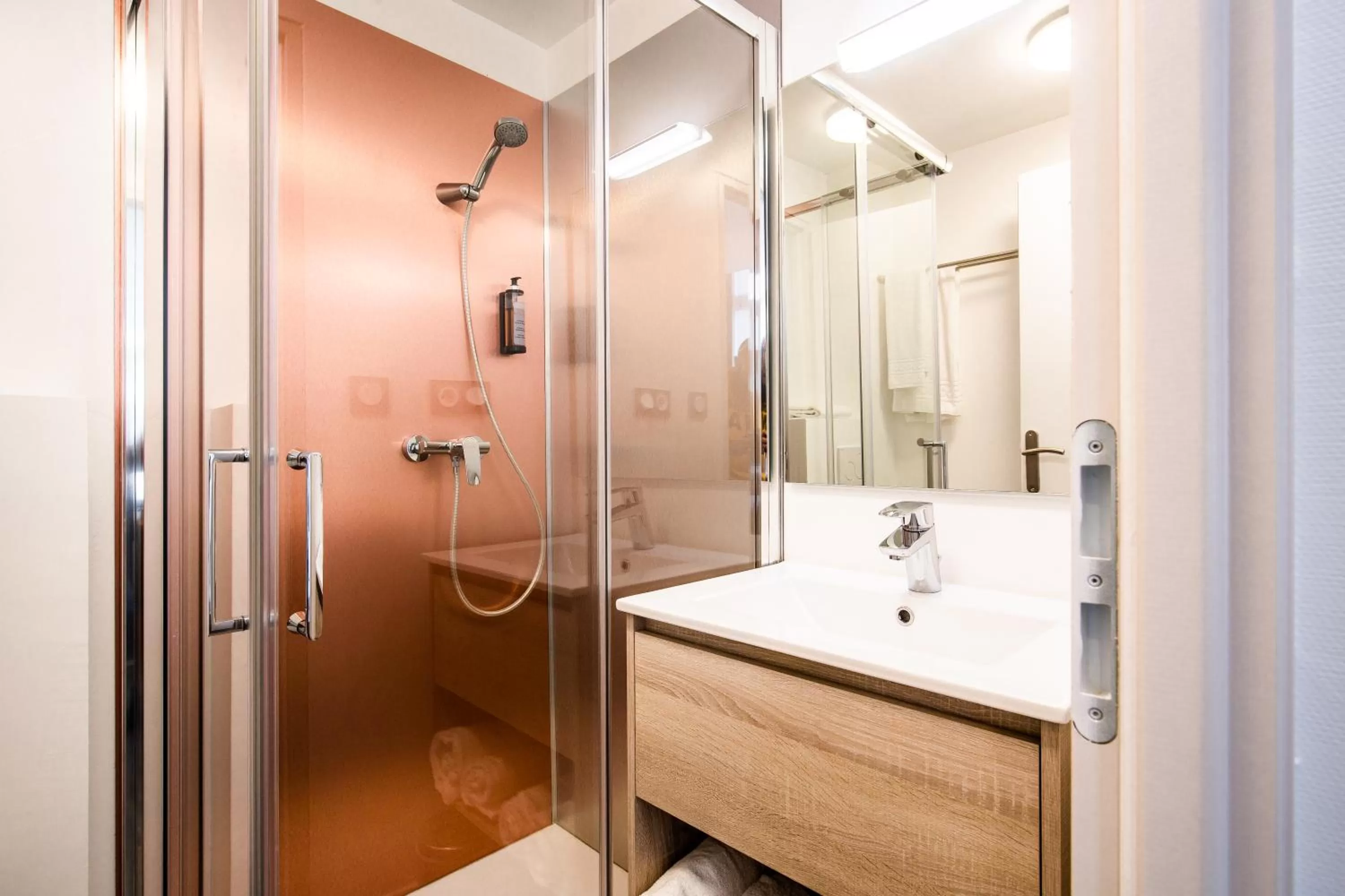 Shower in Hôtel PB - Paris-Barcelone