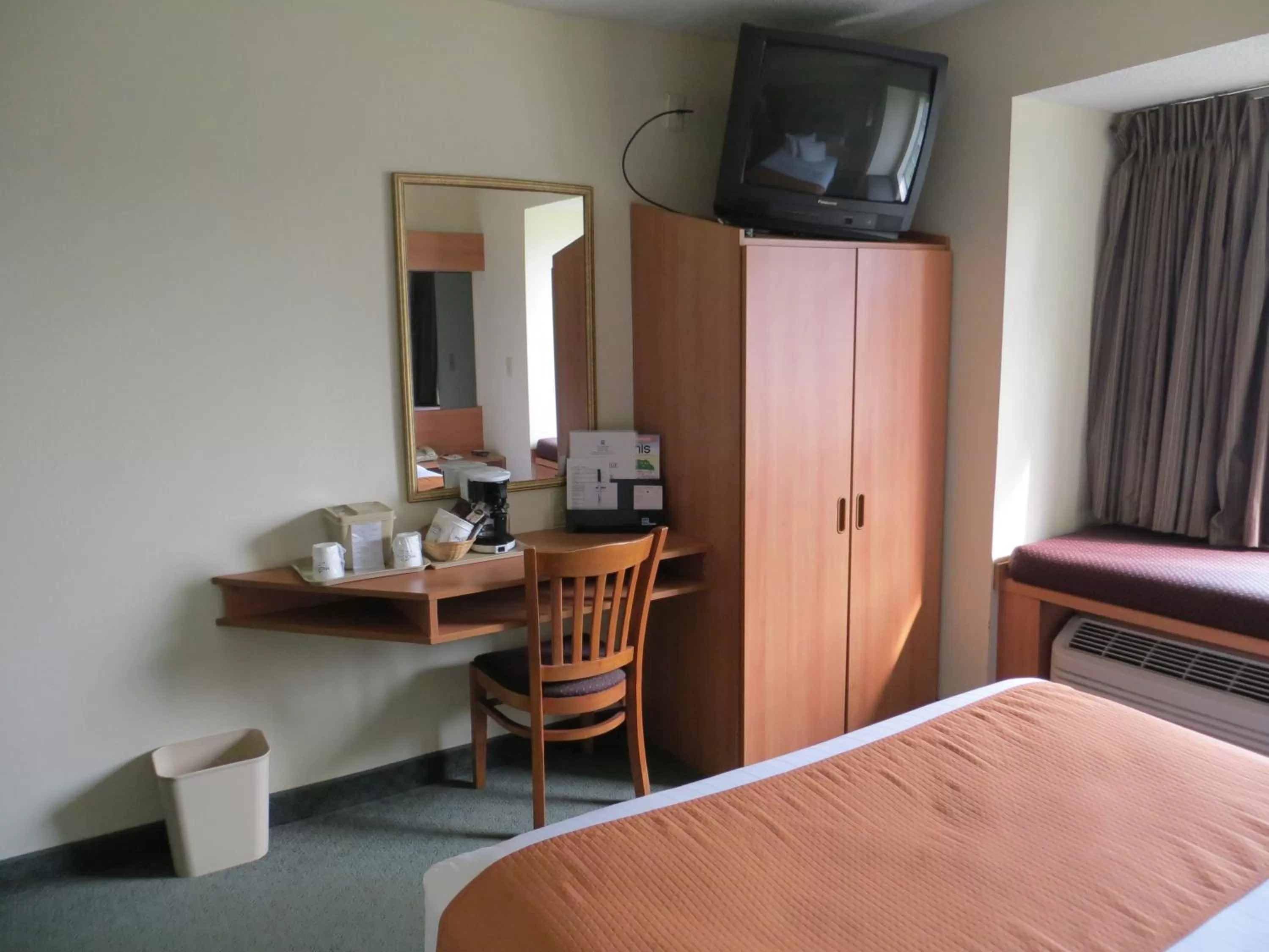 Deluxe Queen Room - Disability Access/Non-Smoking in Microtel Inn and Suites by Wyndham - Cordova