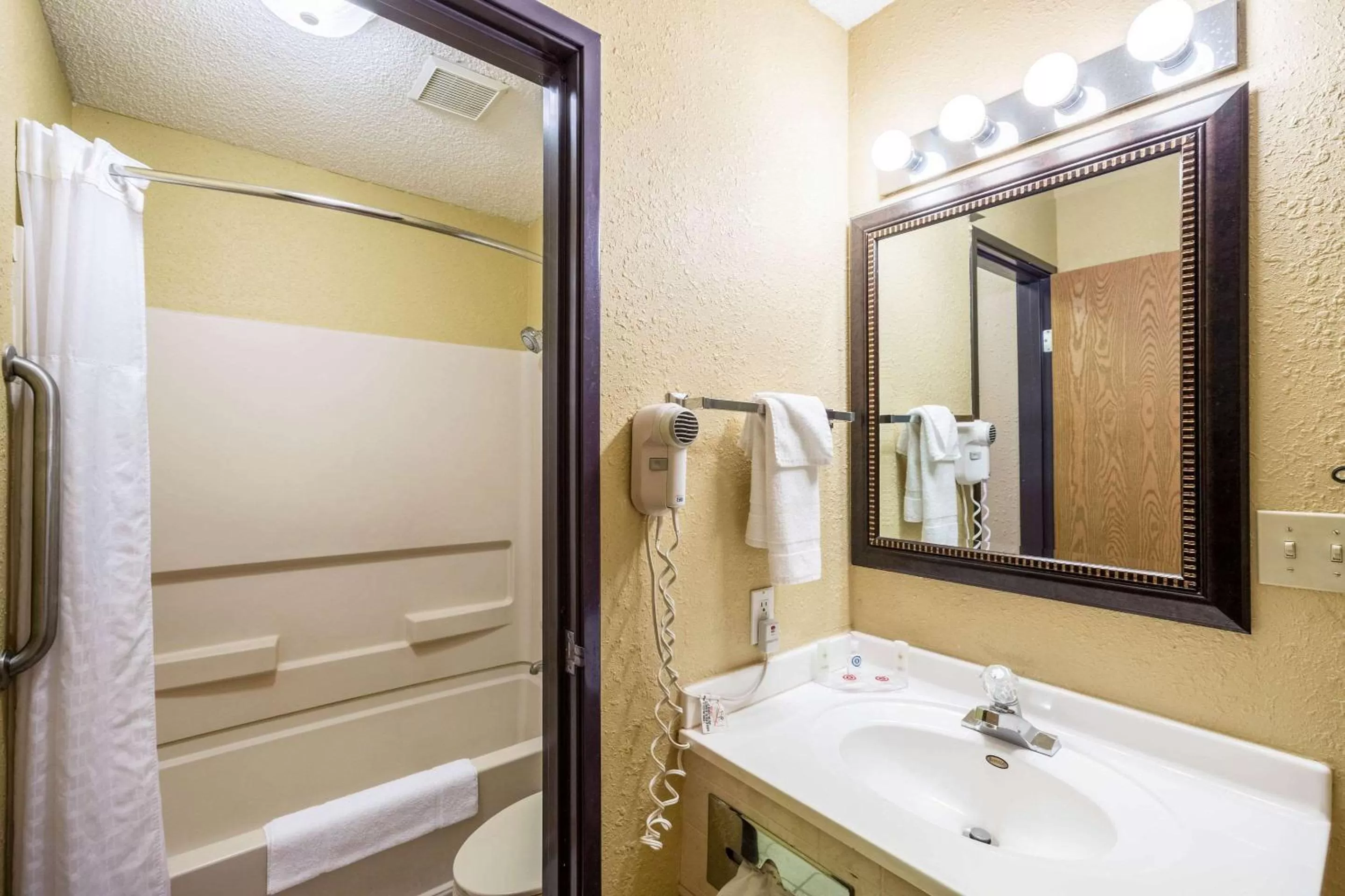 Bathroom in Quality Inn Scottsbluff
