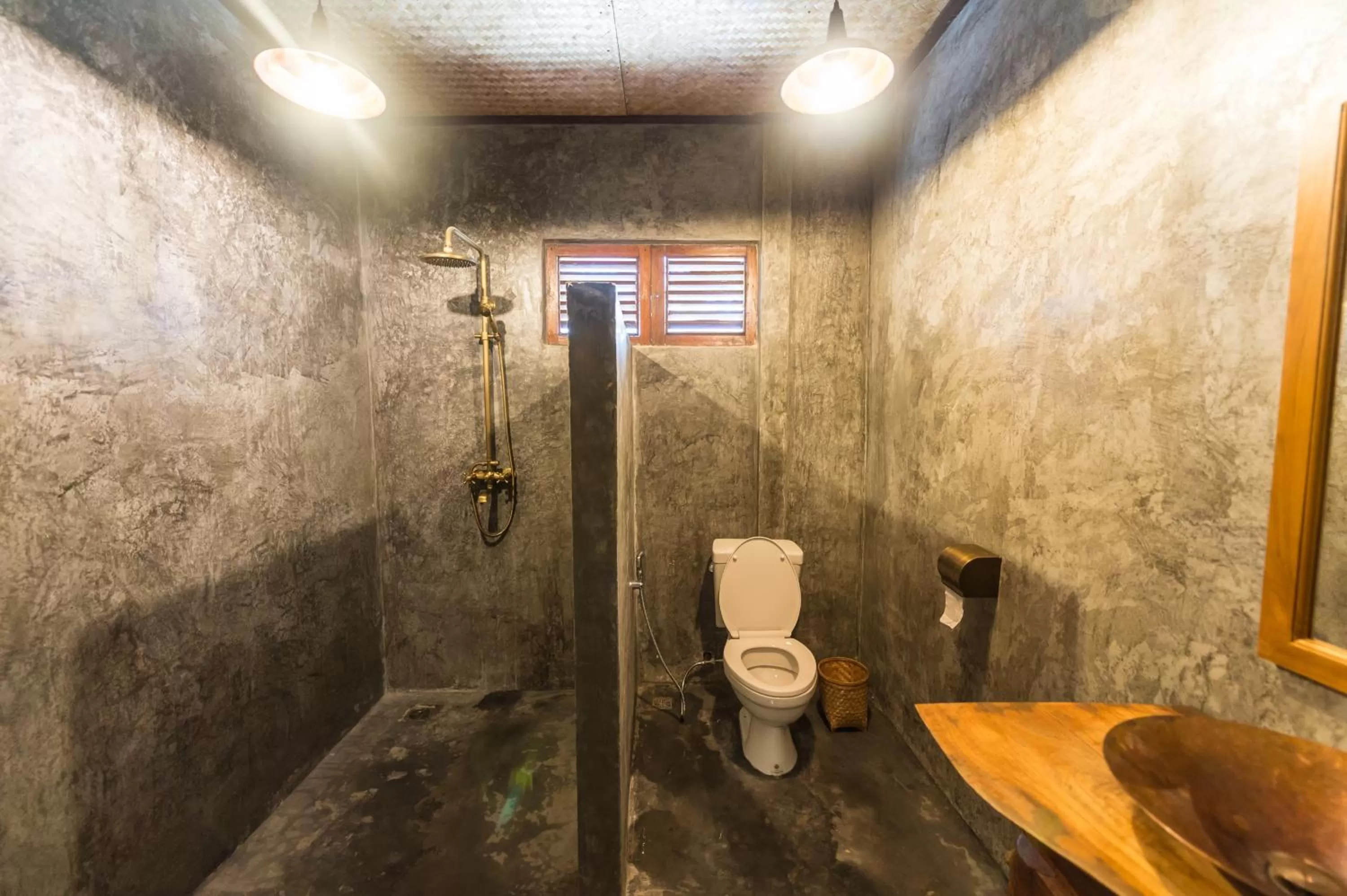 Shower in Huan Amphan