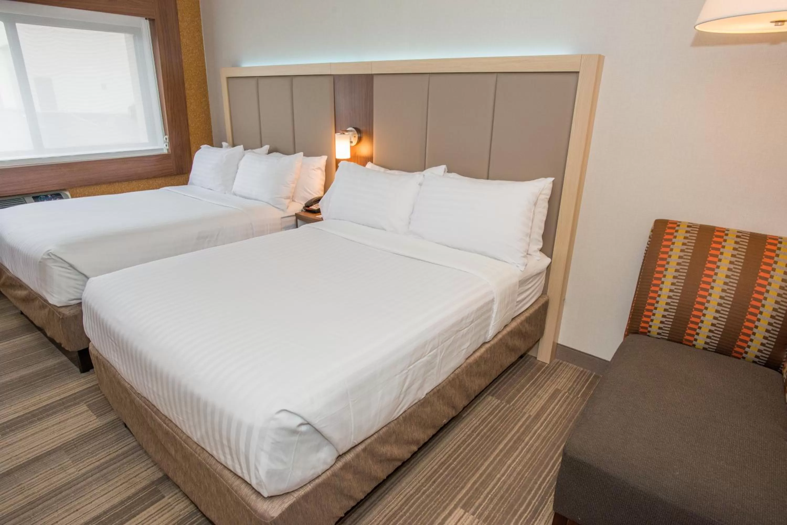 Photo of the whole room, Bed in Best Western Roslyn-Long Island Hotel