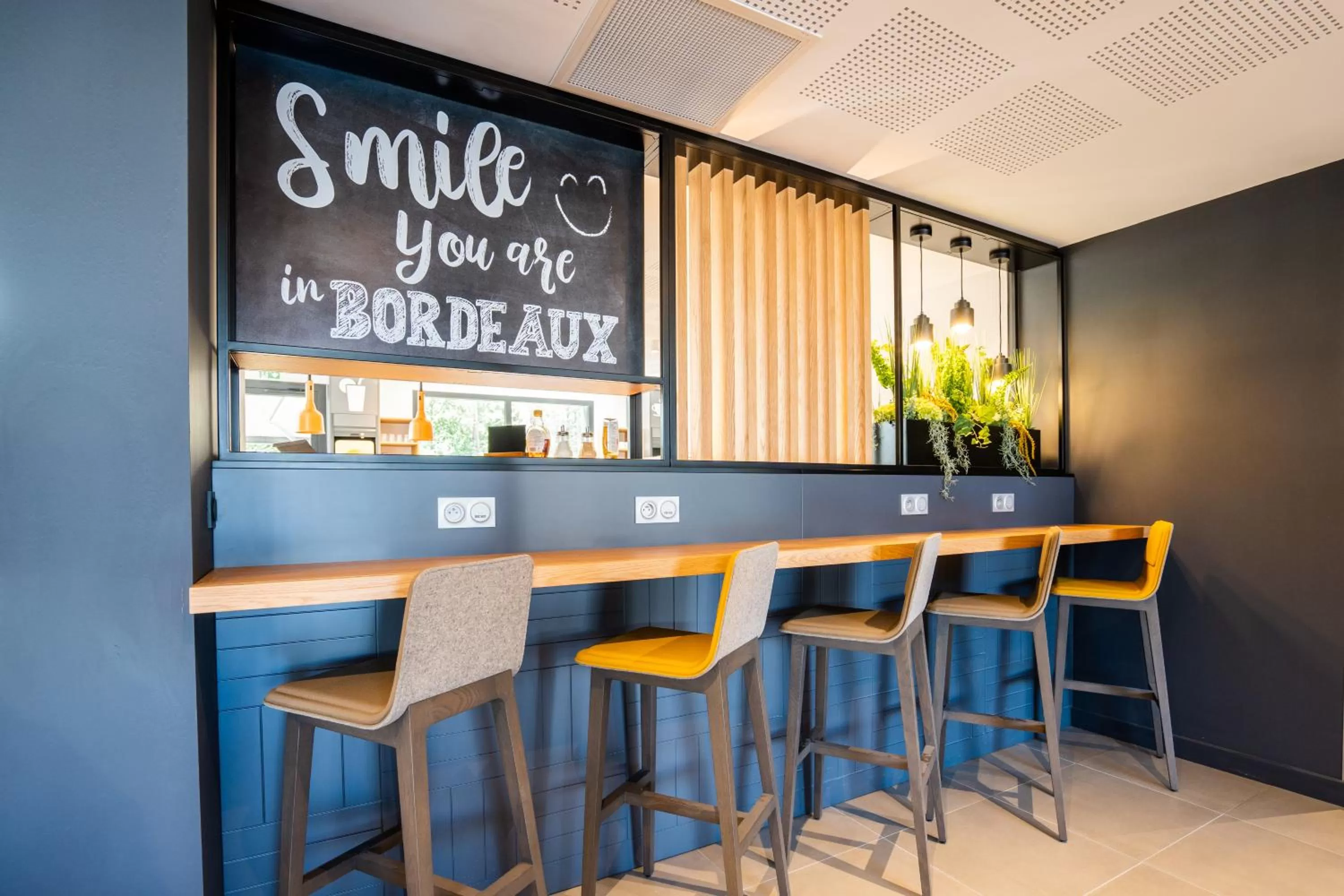 Lounge or bar in Holiday Inn - Bordeaux-Merignac by IHG