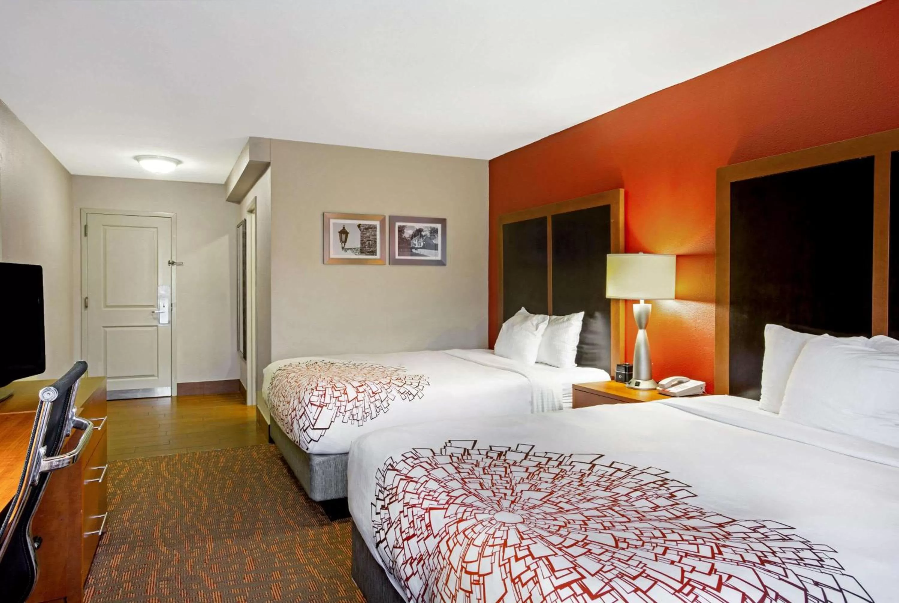 Photo of the whole room, Bed in La Quinta by Wyndham Williamsburg Historic Area