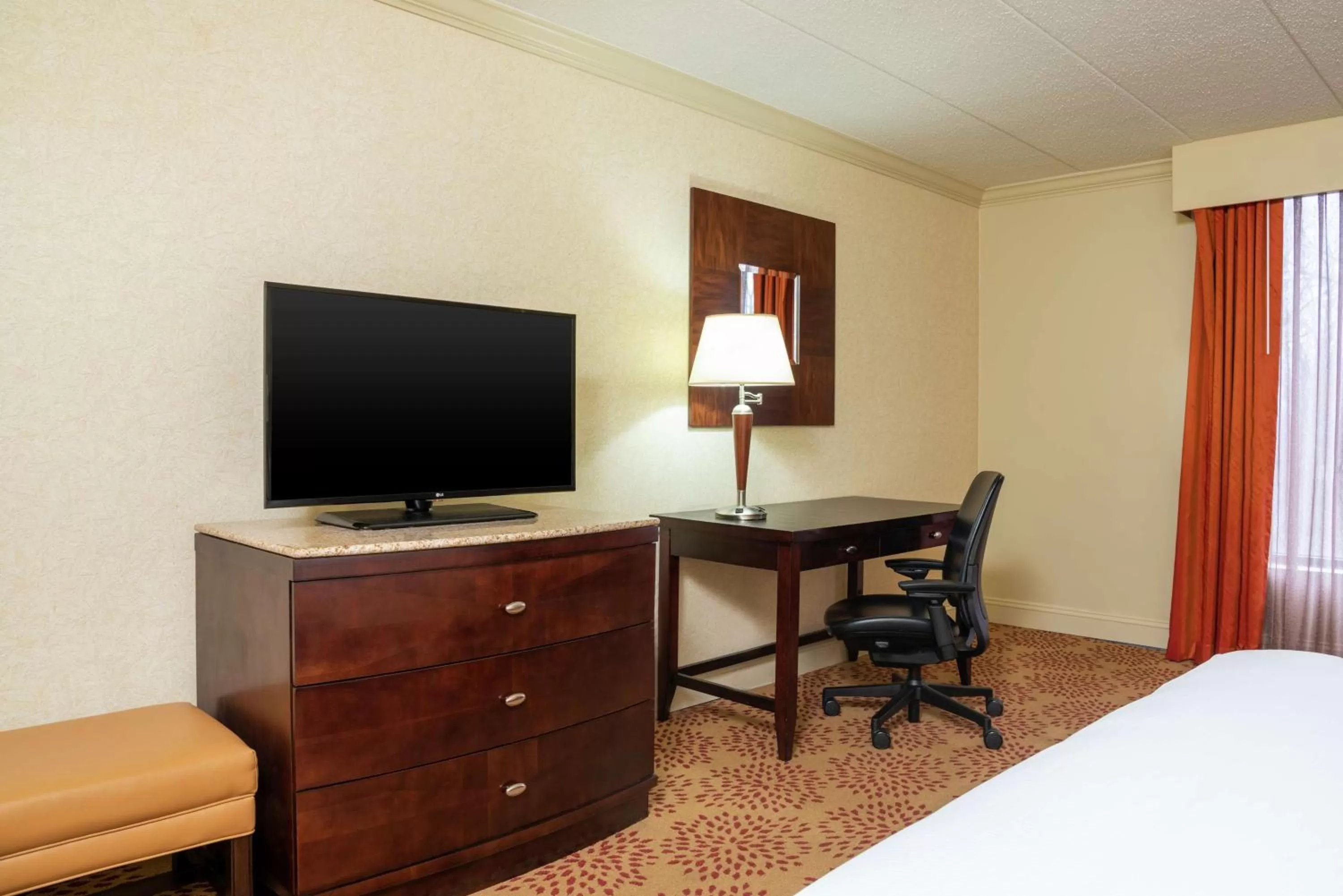 Bedroom, Bed in DoubleTree by Hilton Hotel Grand Rapids Airport