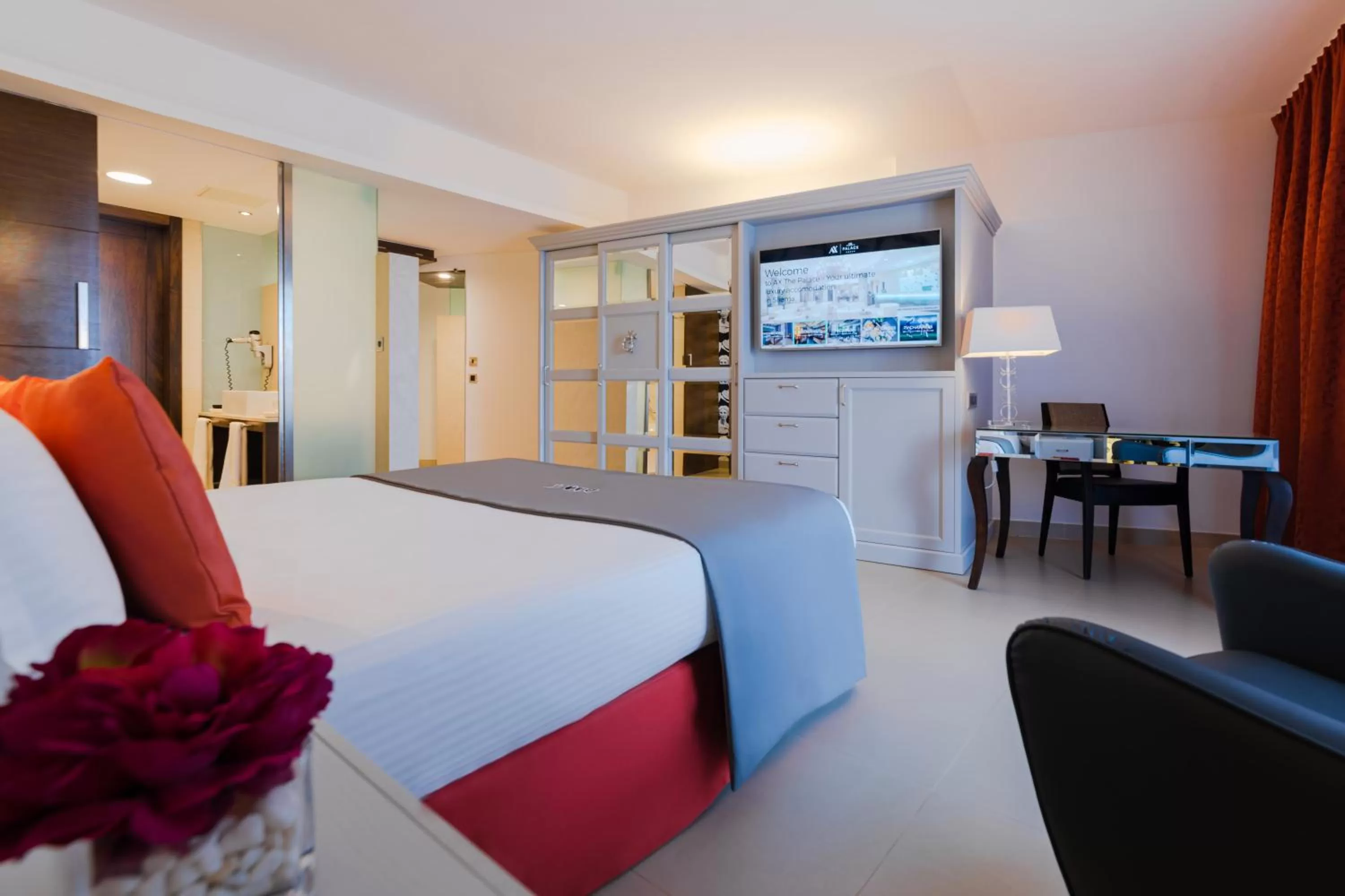 Photo of the whole room, Bed in AX The Palace