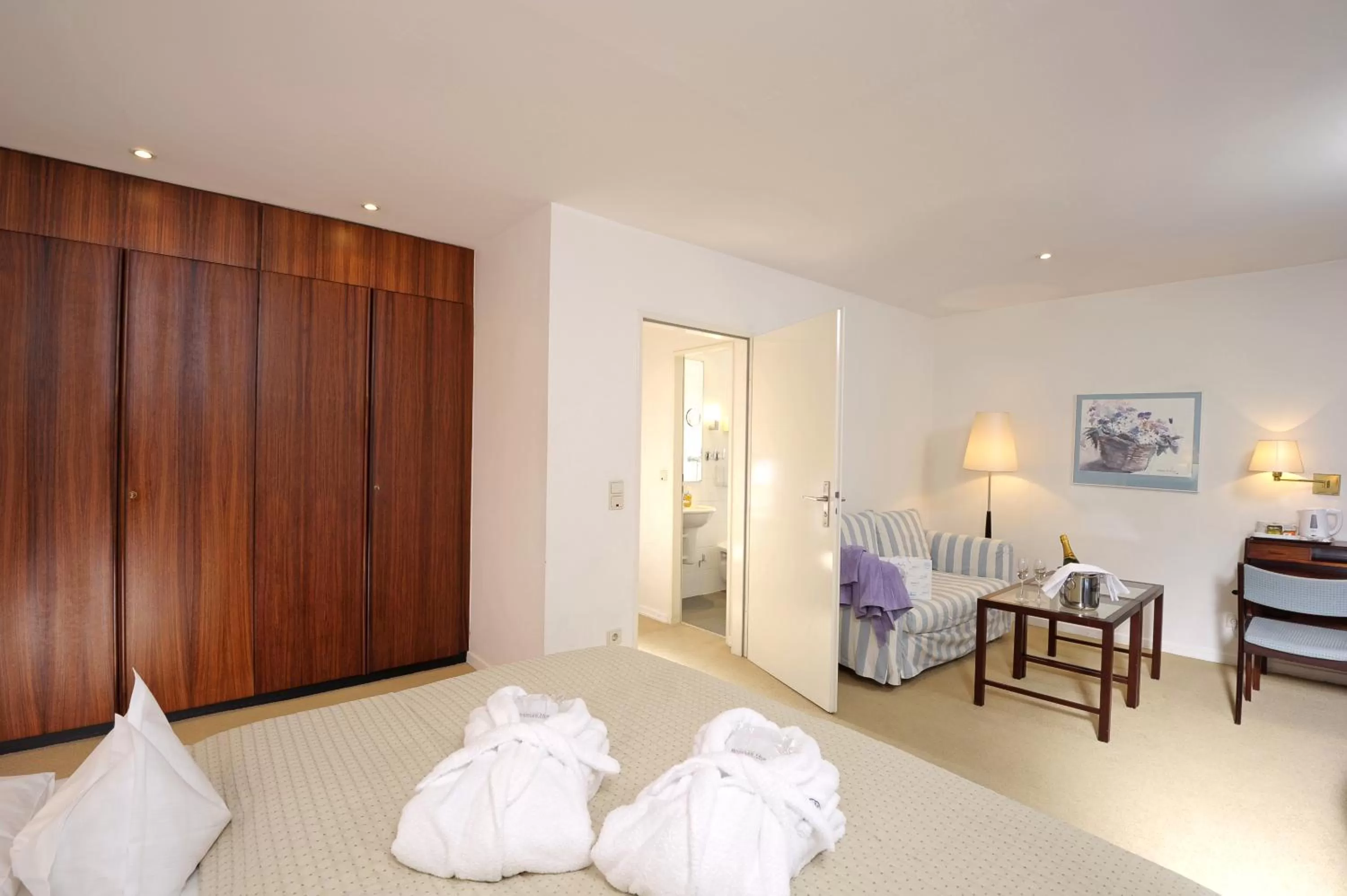 Photo of the whole room, Bed in Hotel Baseler Hof