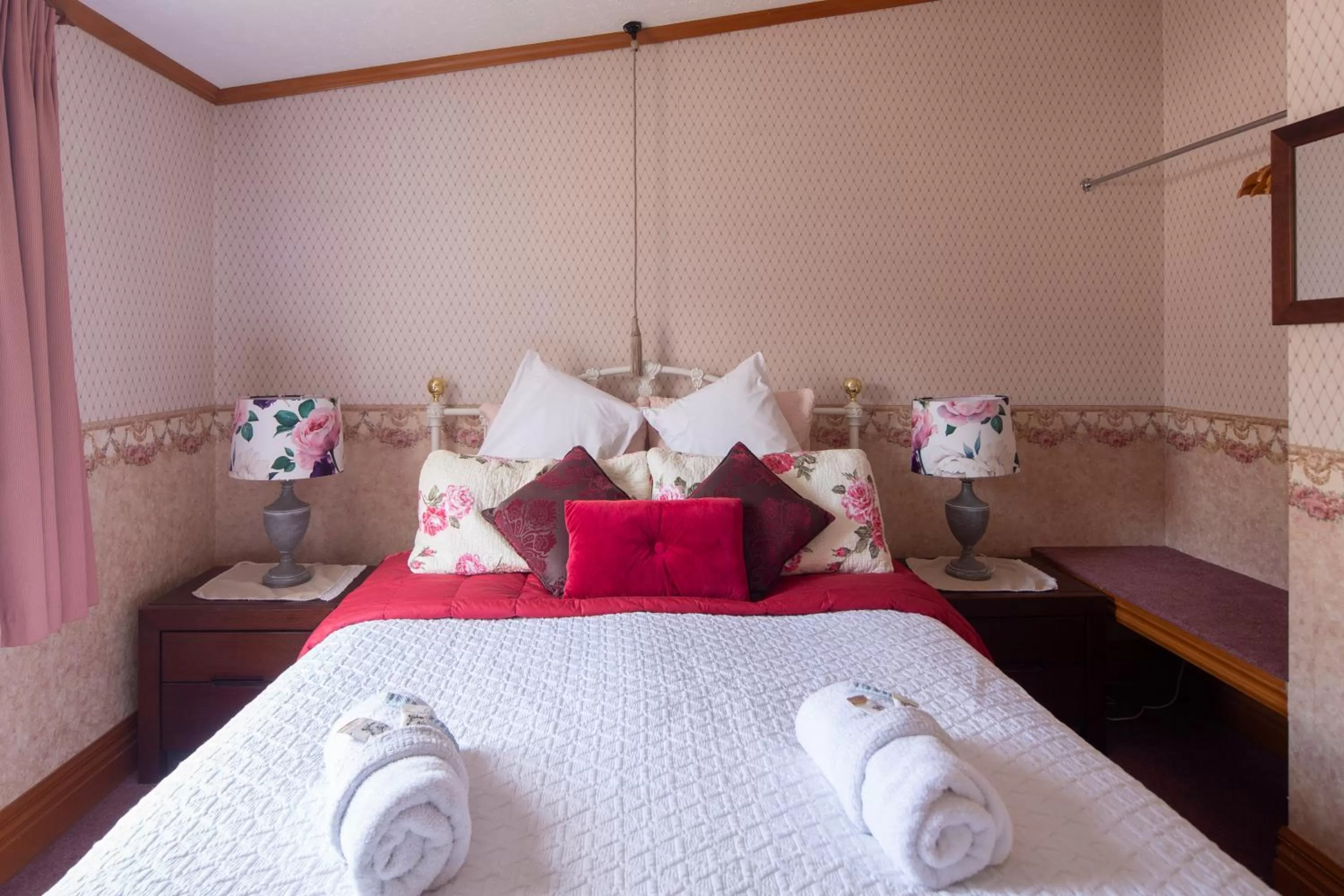 Bed in Settlers Cottage Motel