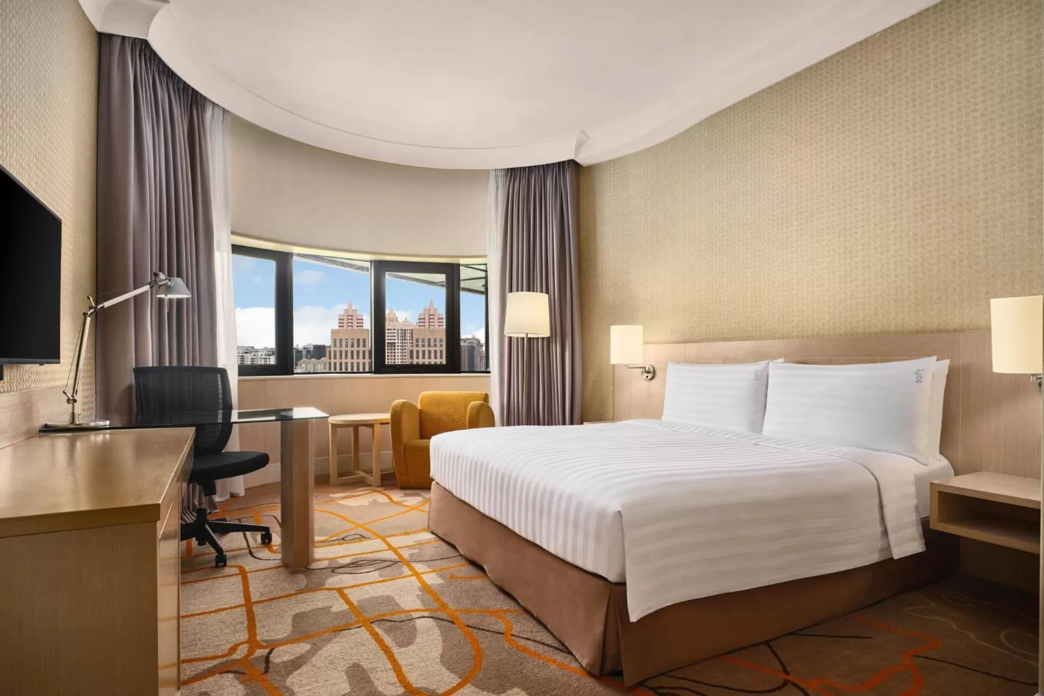 Photo of the whole room, Bed in Holiday Inn Singapore Atrium by IHG