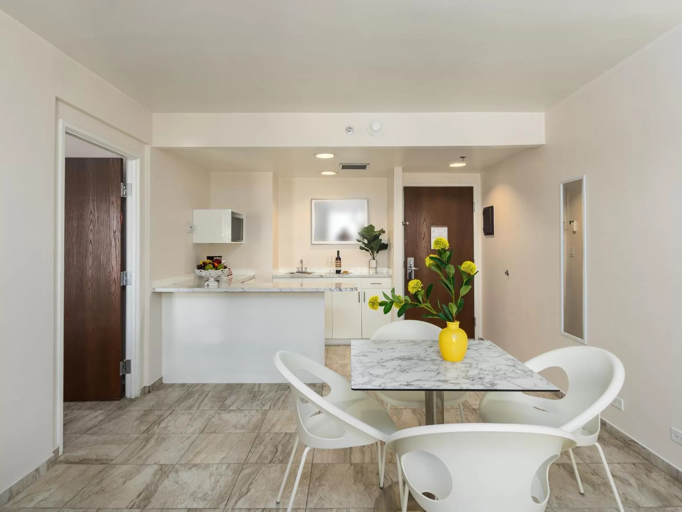 Living room, Kitchen/Kitchenette in Hotel Mesaluna Near American Consulate