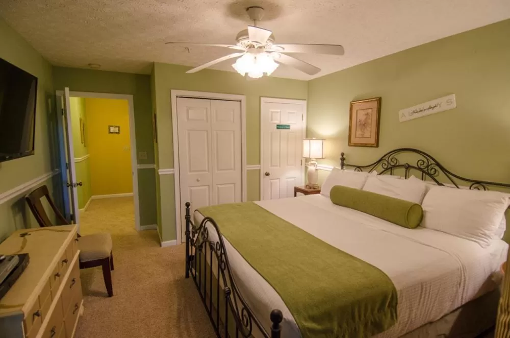 Bed in Asheville Cabins of Willow Winds