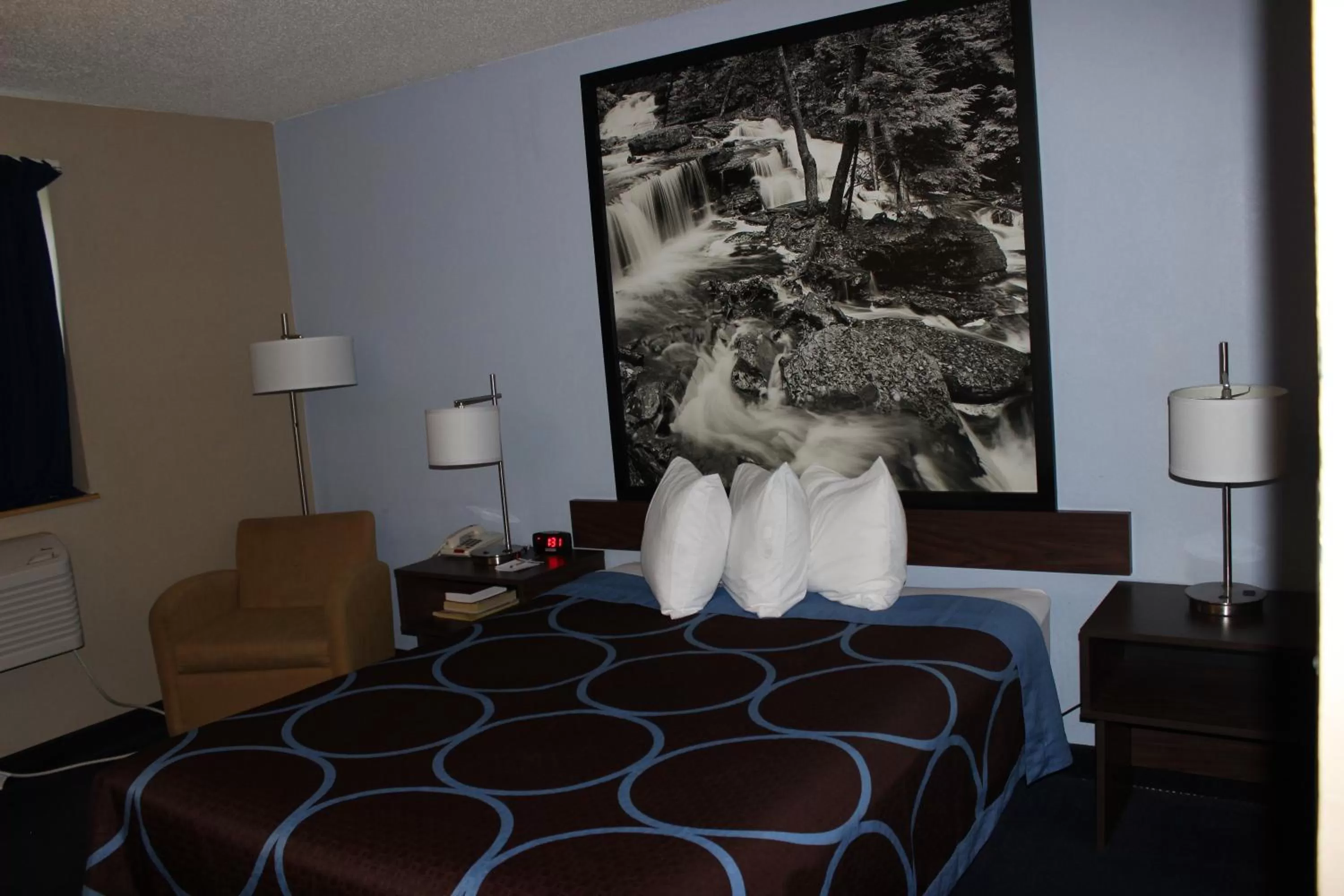 Bed in Super 8 by Wyndham East Stroudsburg - Poconos