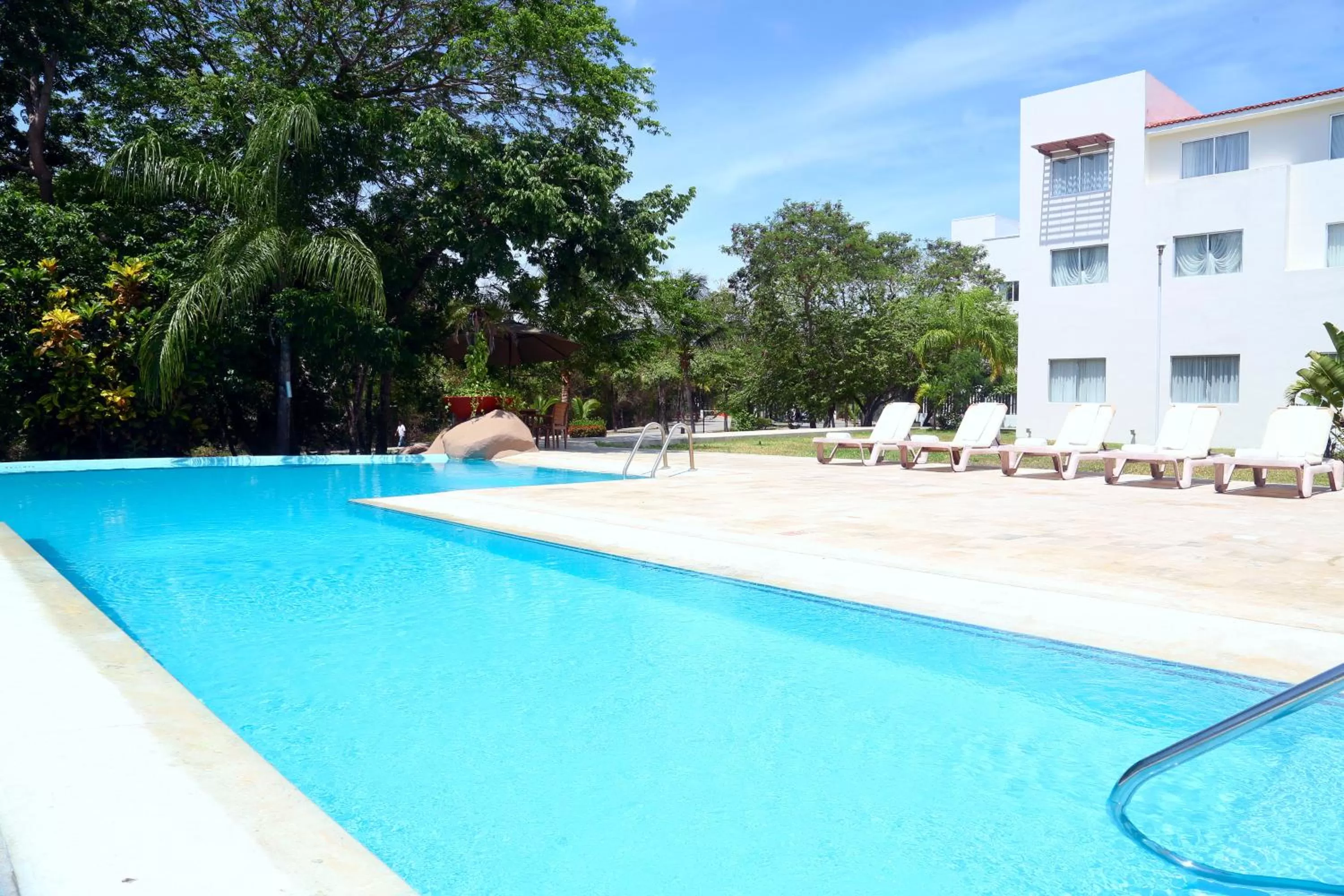 Swimming pool in Wyndham Garden Playa del Carmen
