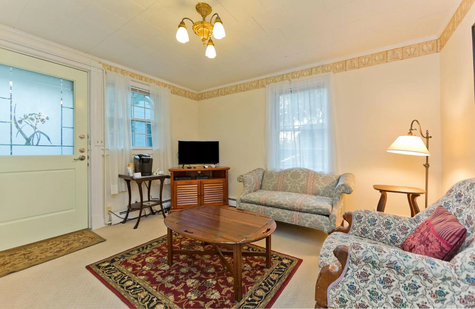 TV and multimedia in The Elmhurst Inn