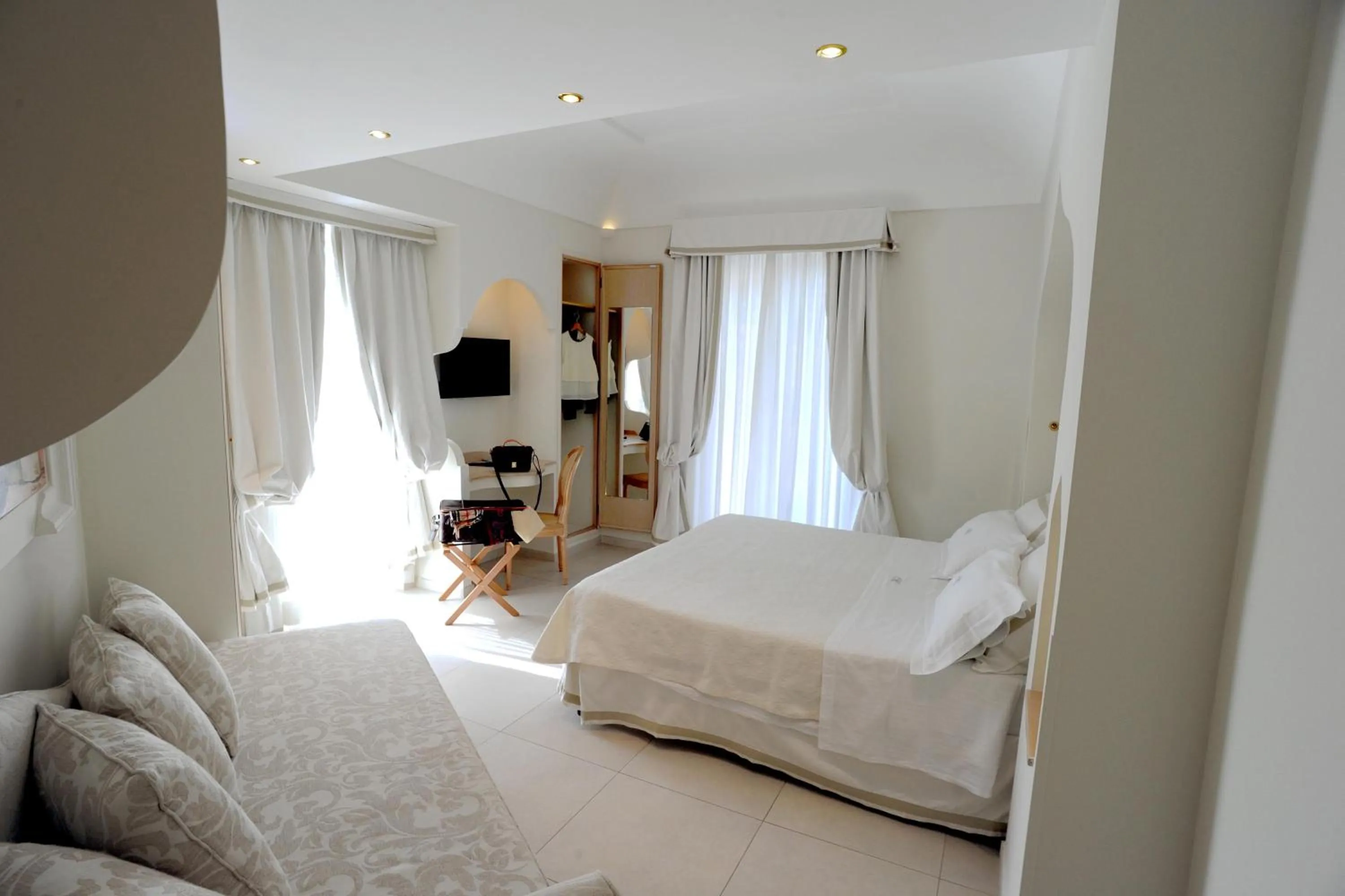 Photo of the whole room, Bed in Minori Palace