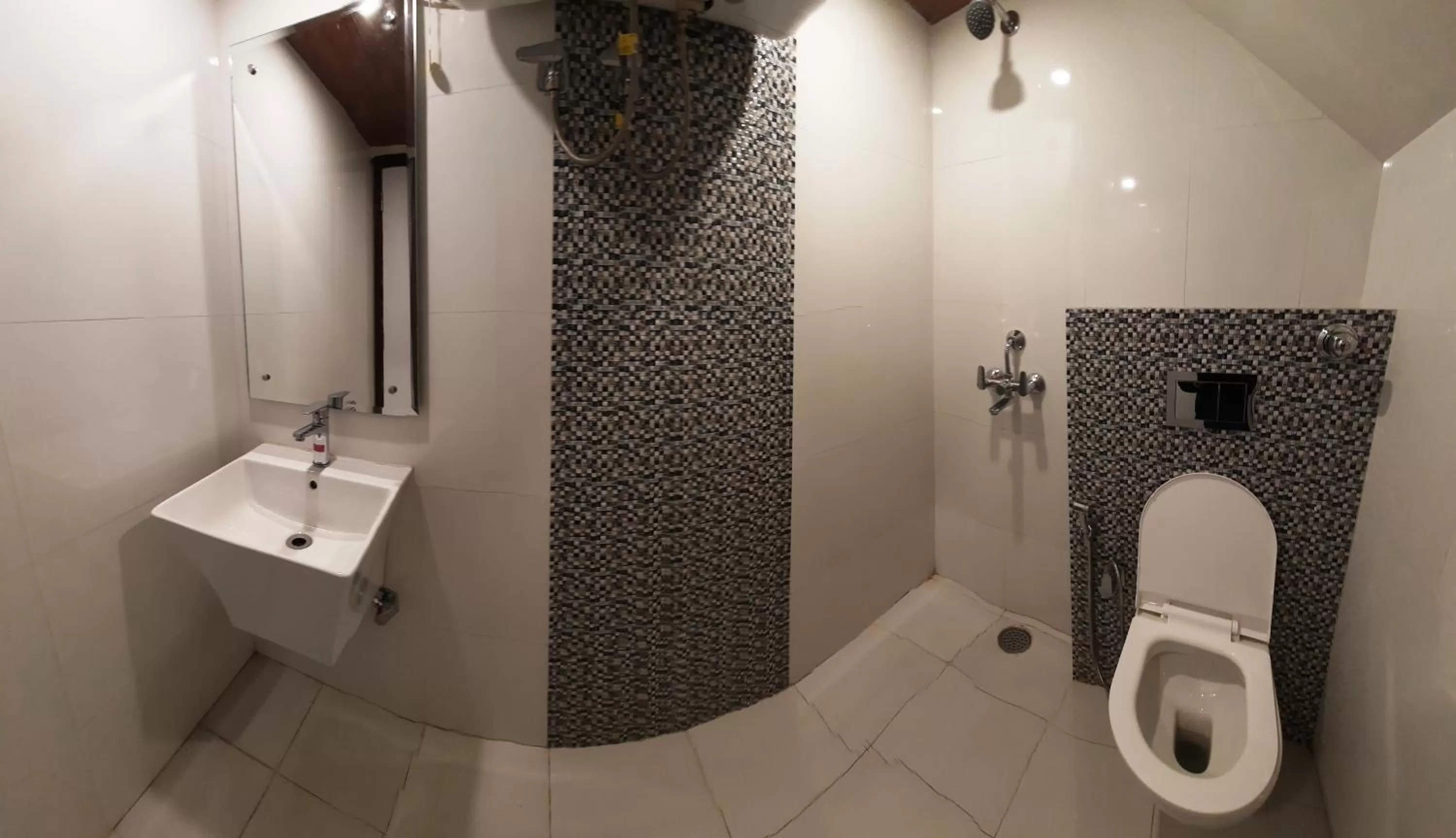 Bathroom in Hotel Lords Regency - Connected to Mall Road