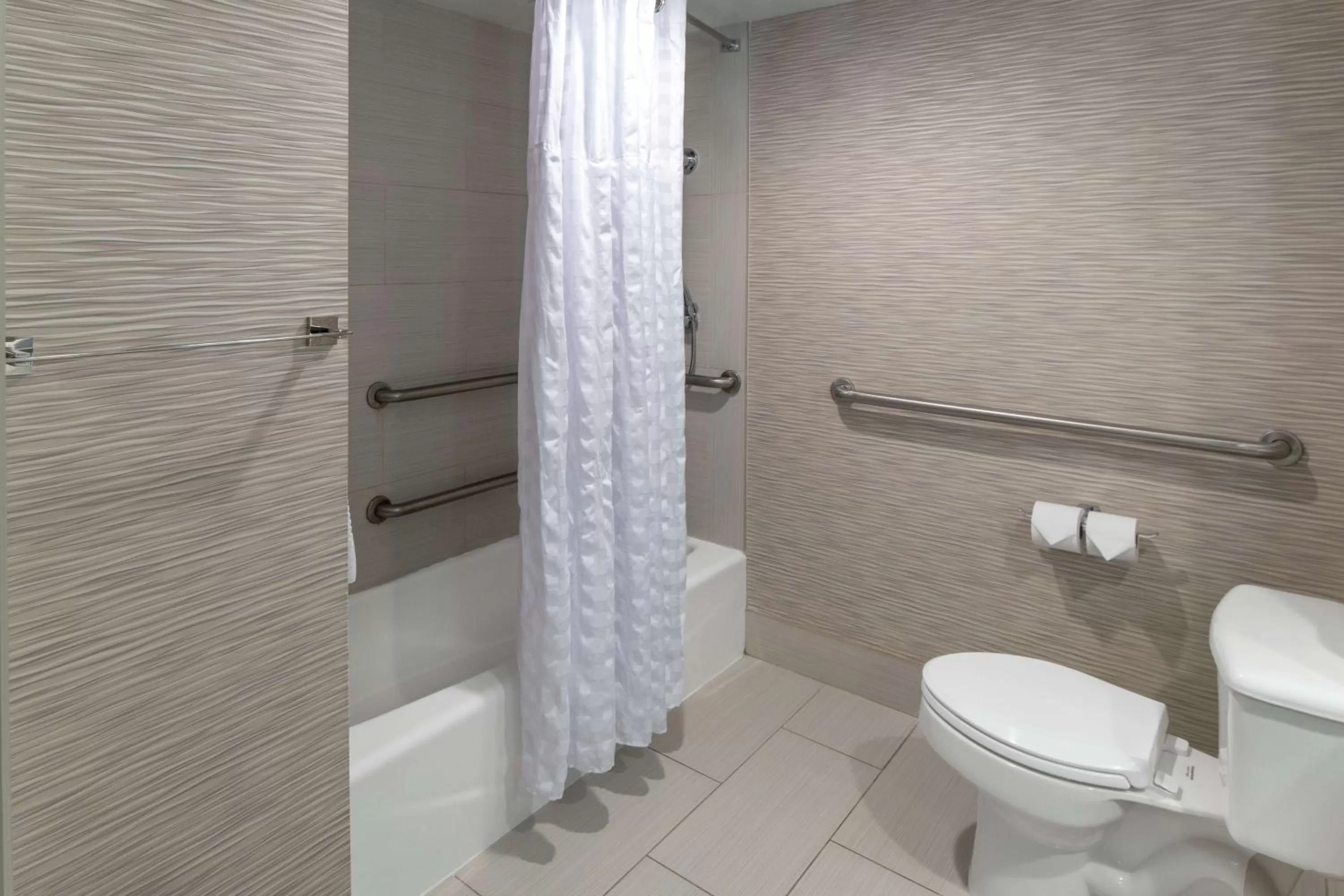 Bathroom in DoubleTree by Hilton Hotel Jacksonville Airport