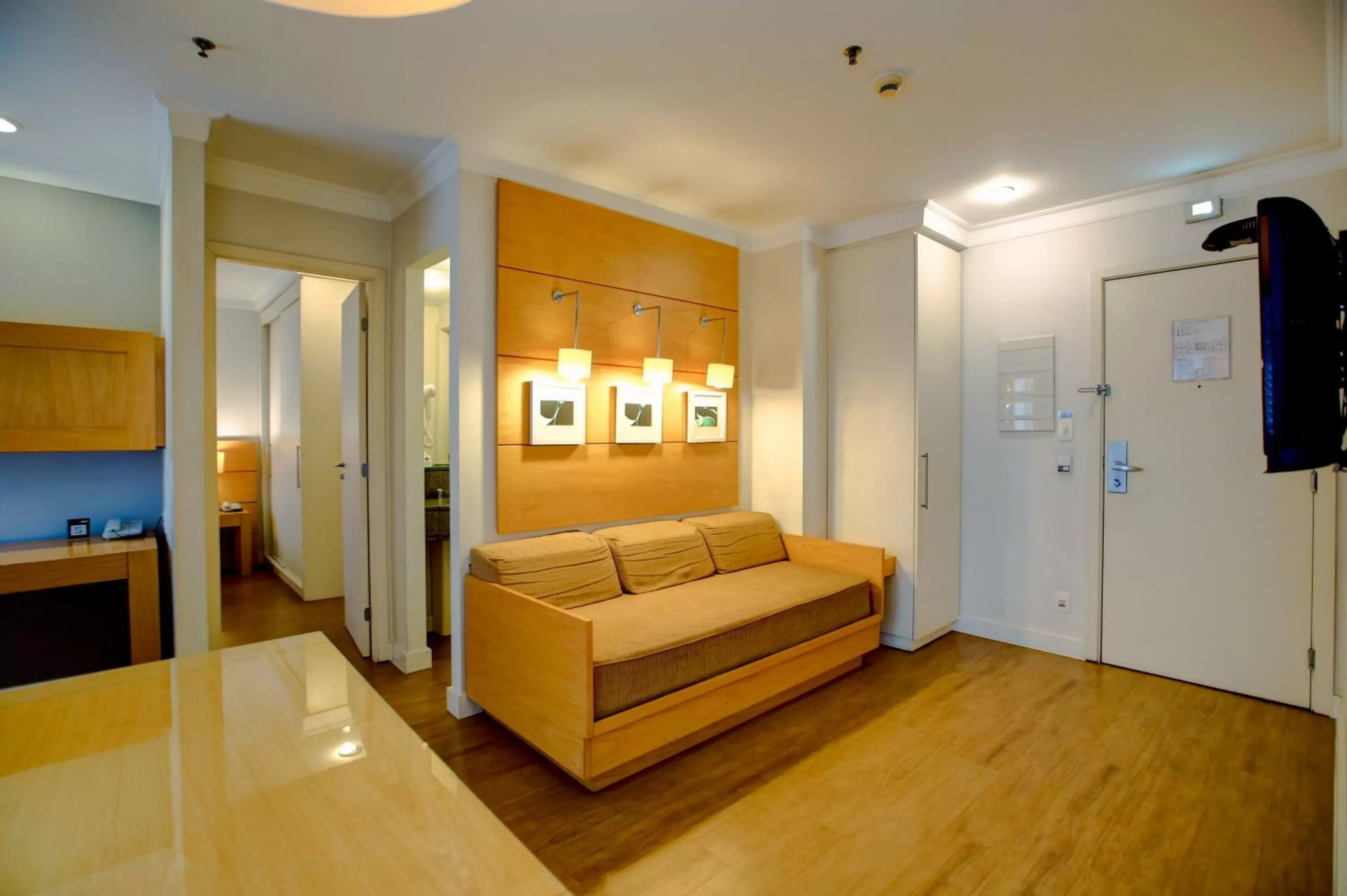 Living room, Bed in eSuítes Congonhas by Atlantica