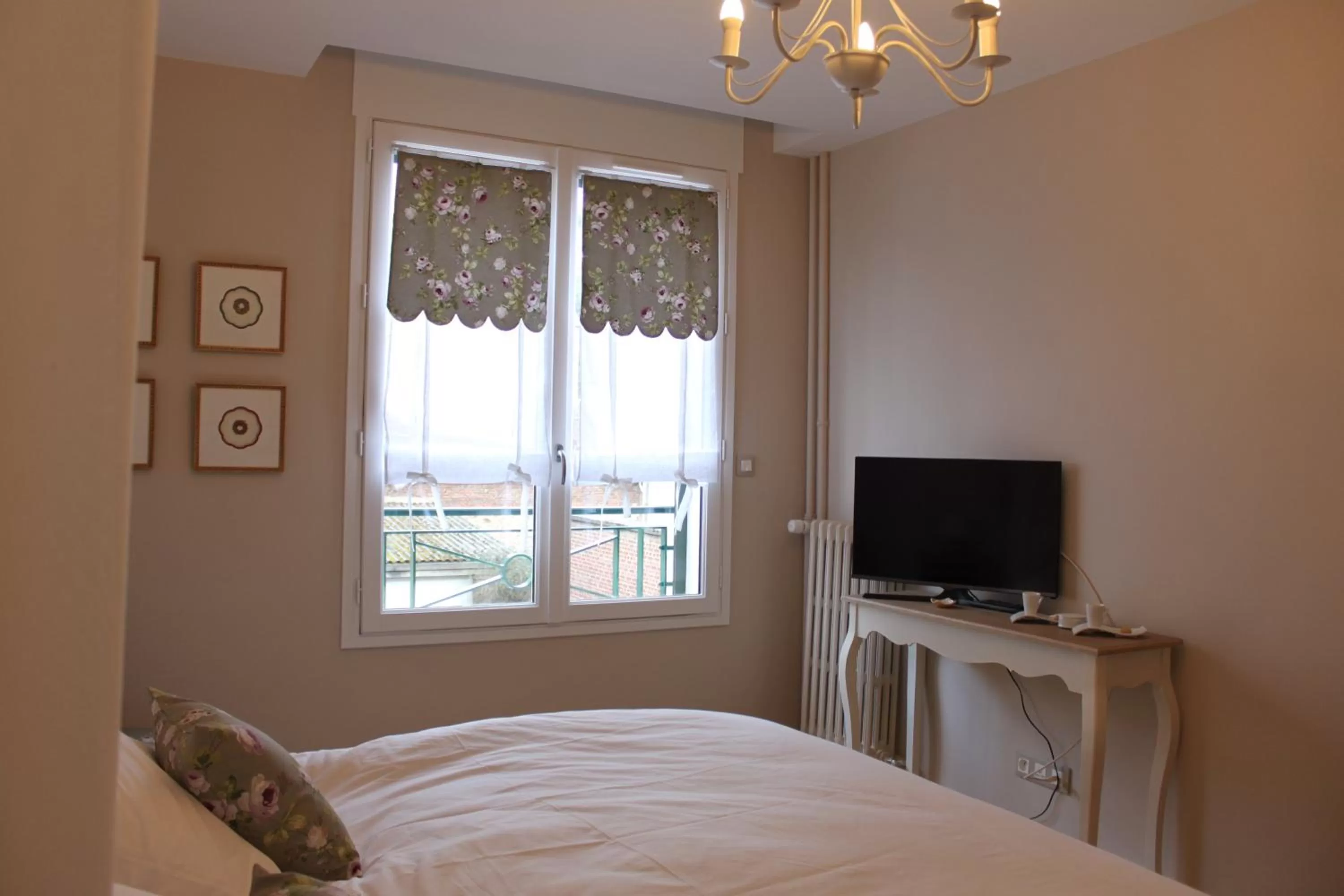 Decorative detail, Bed in Au Coeur De Beauvais
