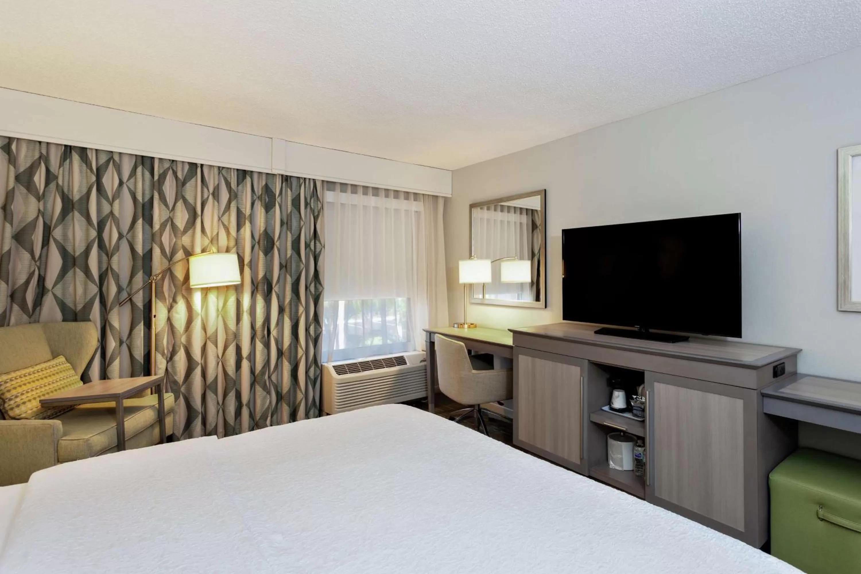 Bedroom, Bed in Hampton Inn Melbourne