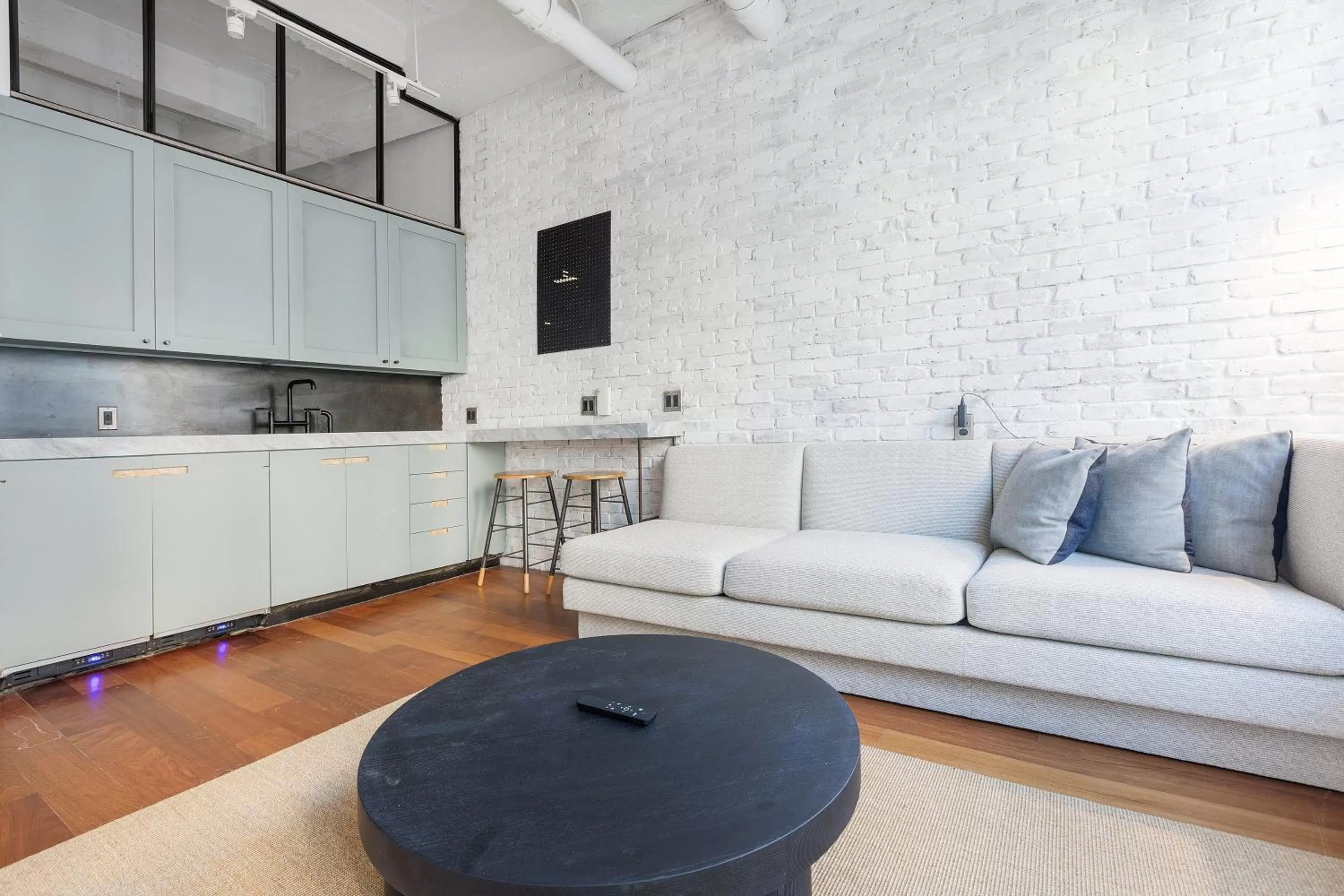 Kitchen or kitchenette in Placemakr Wall Street