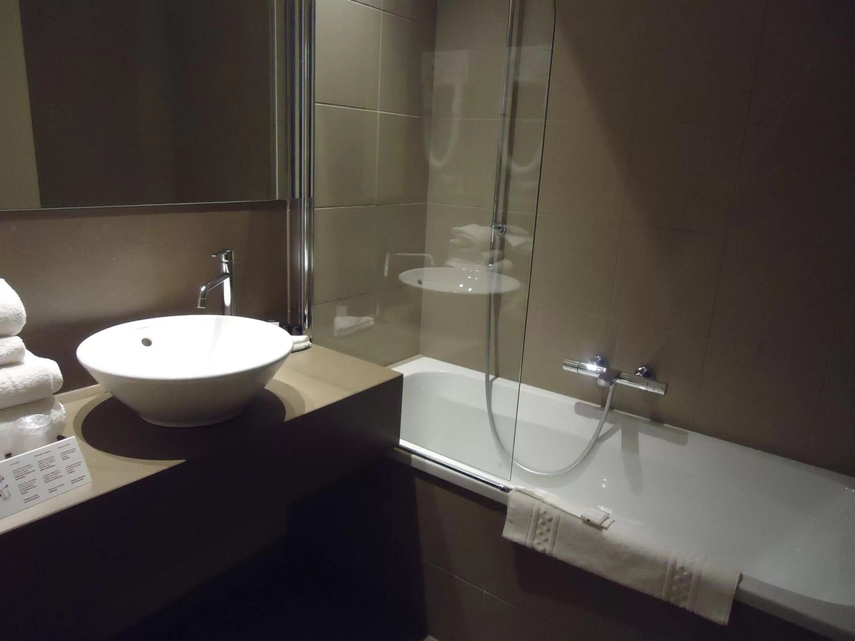 Bathroom in Hotel Acacia