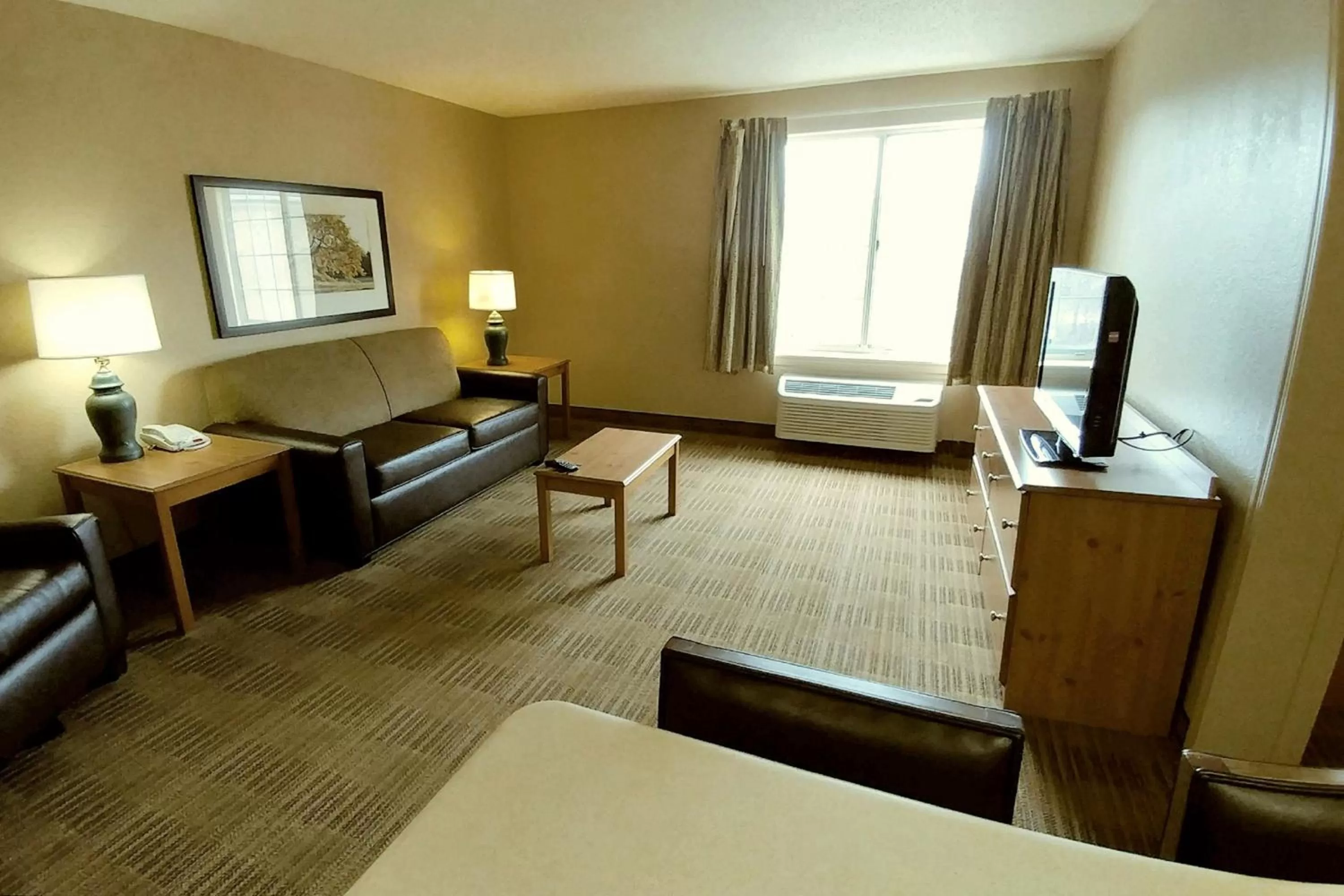 Seating area, Bed in Extended Stay America Suites - Cleveland - Airport - North Olmsted