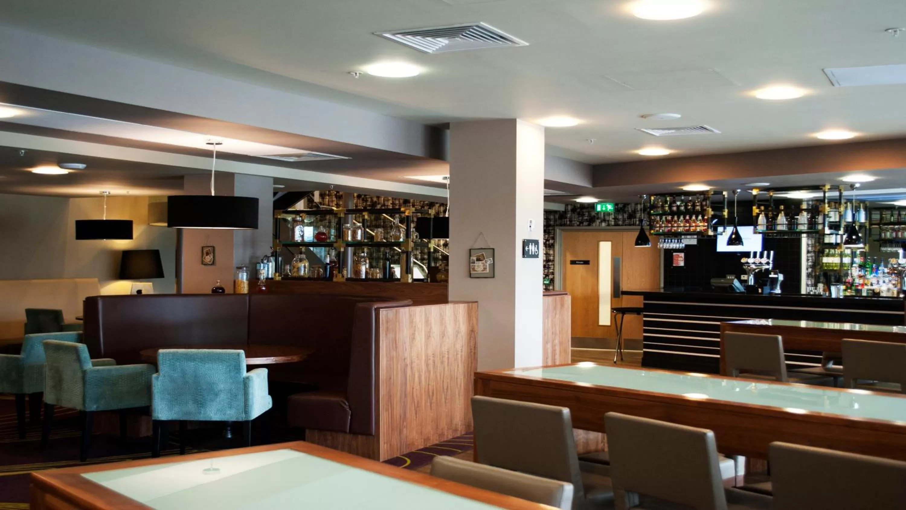 Lounge or bar in Holiday Inn Manchester-Mediacityuk by IHG