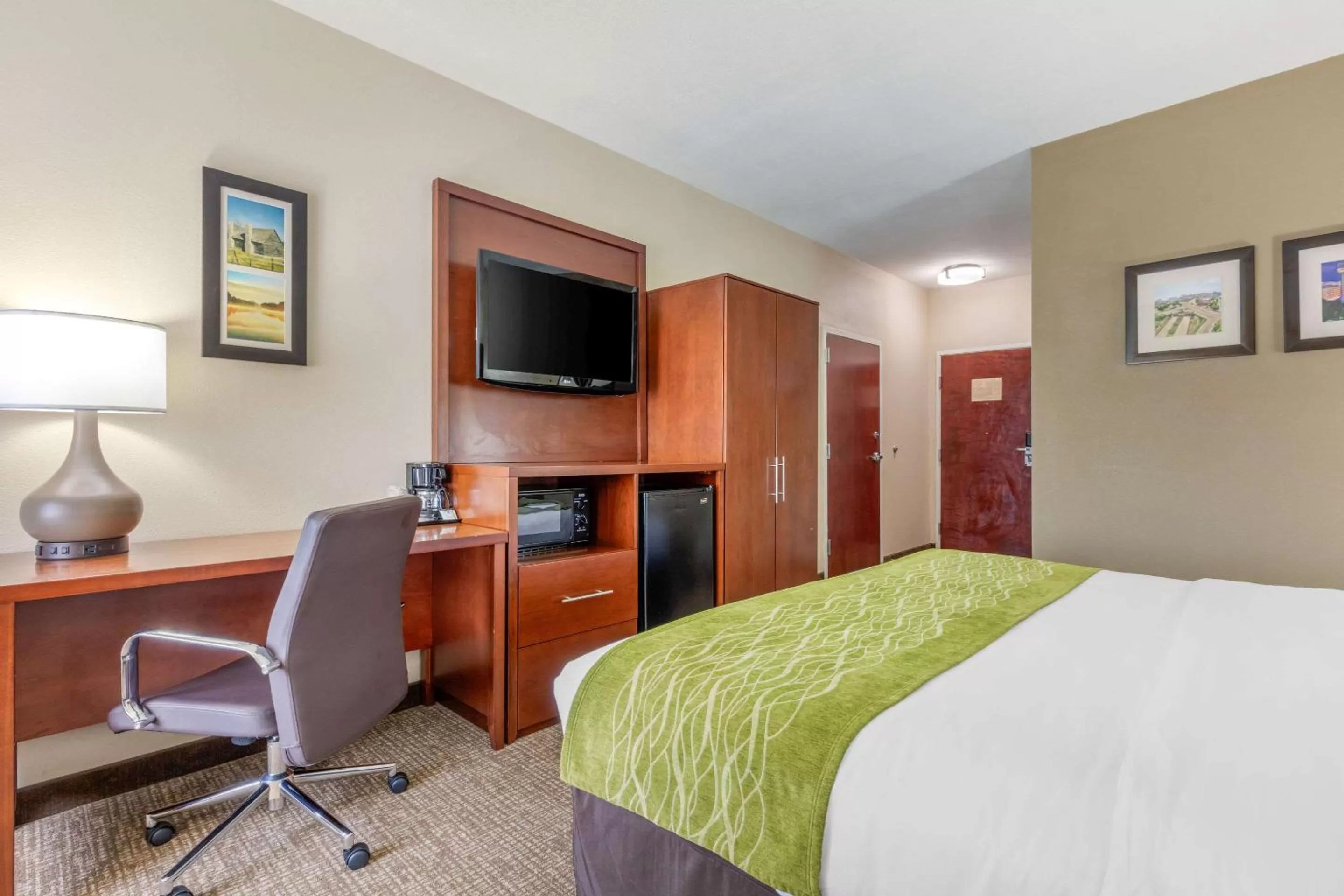 Photo of the whole room, Bed in Comfort Inn Lenoir City-Knoxville