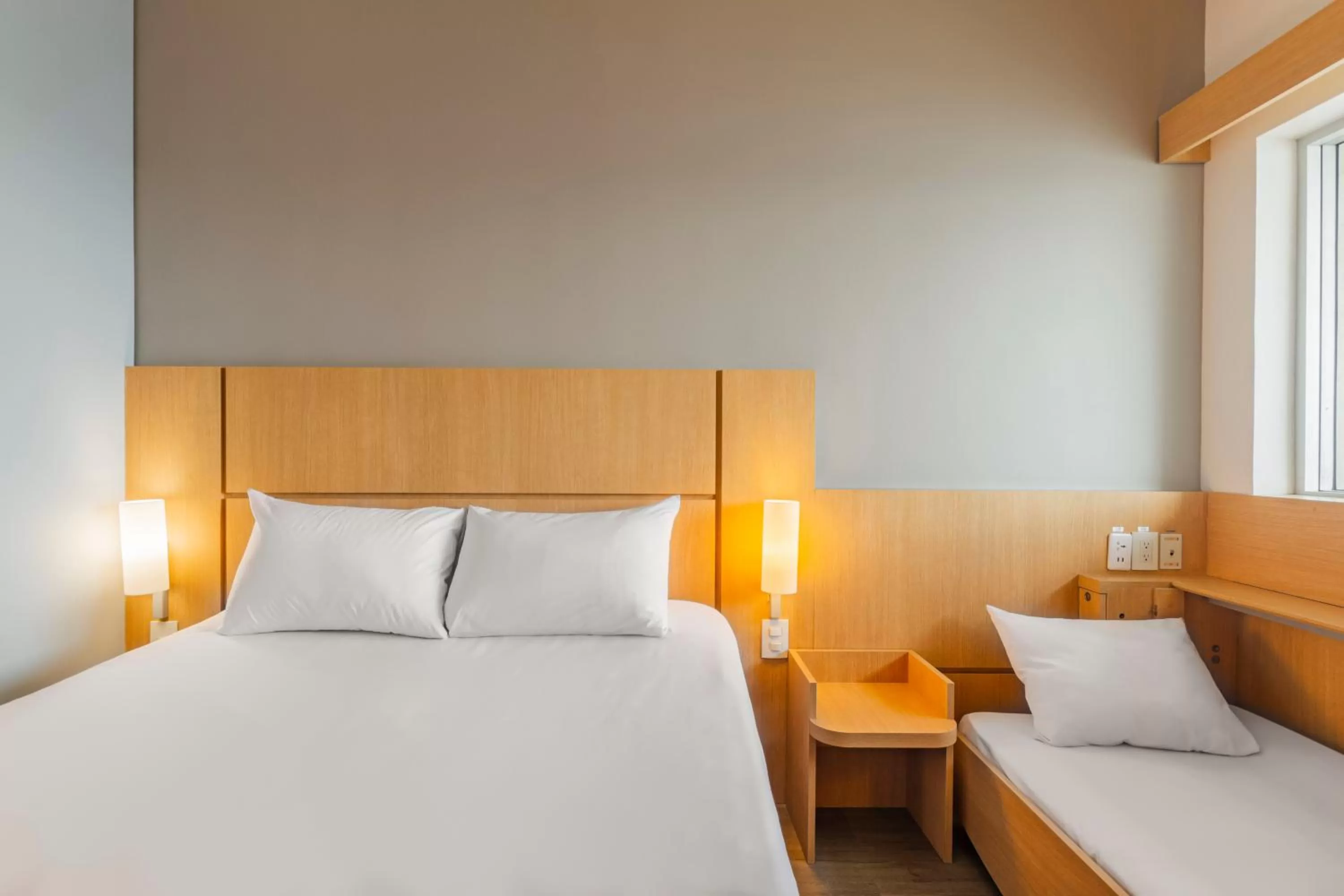 Standard room with One Double and Two Single beds Ocean View in Ibis Cartagena Marbella