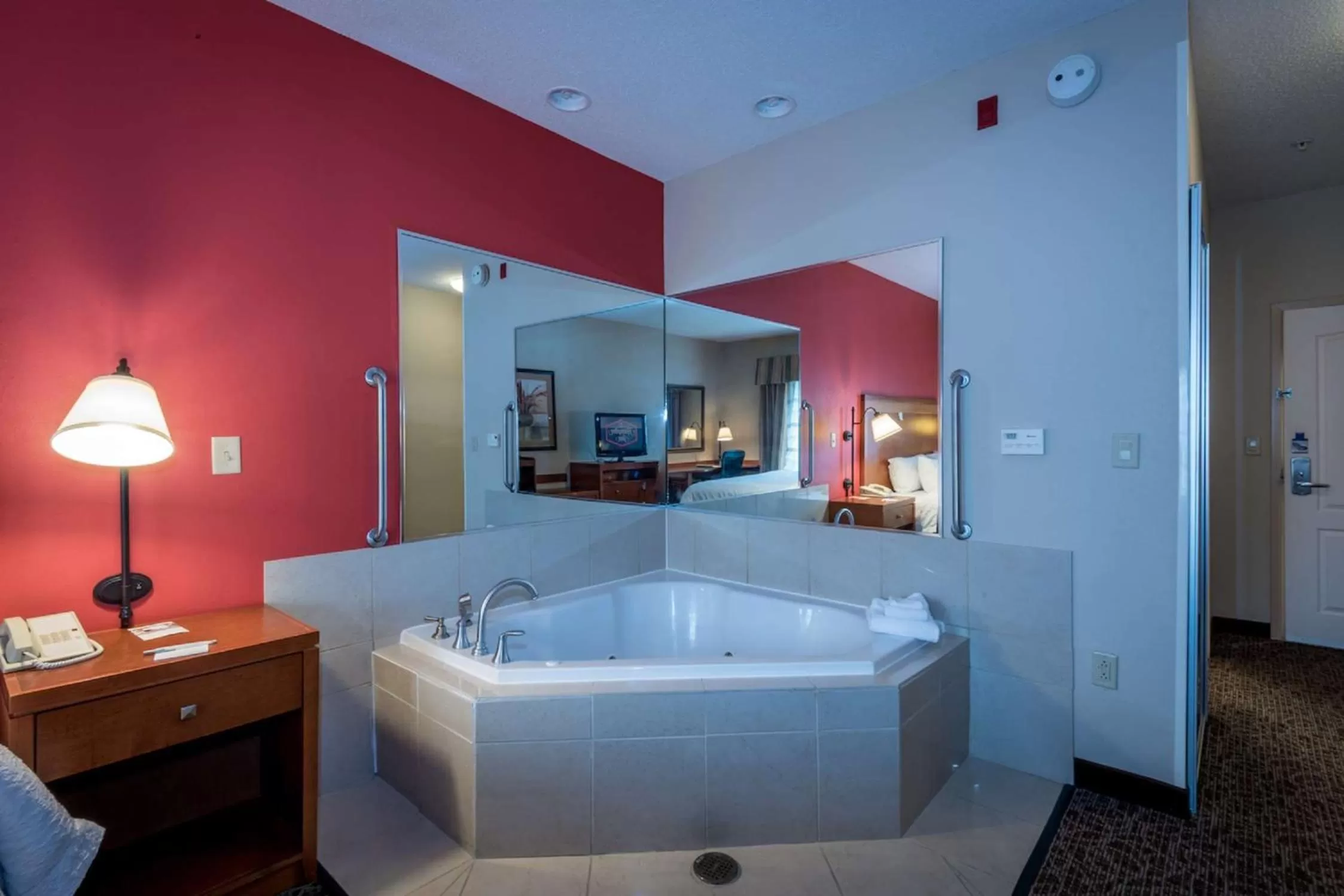 Bathroom, Bed in Hampton Inn Enterprise