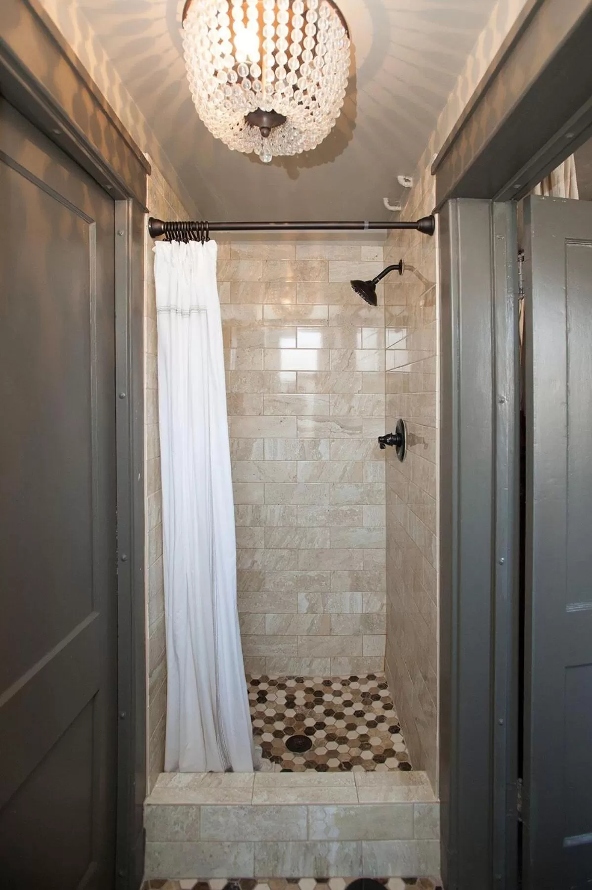 Shower in Gardner Hotel & Hostel