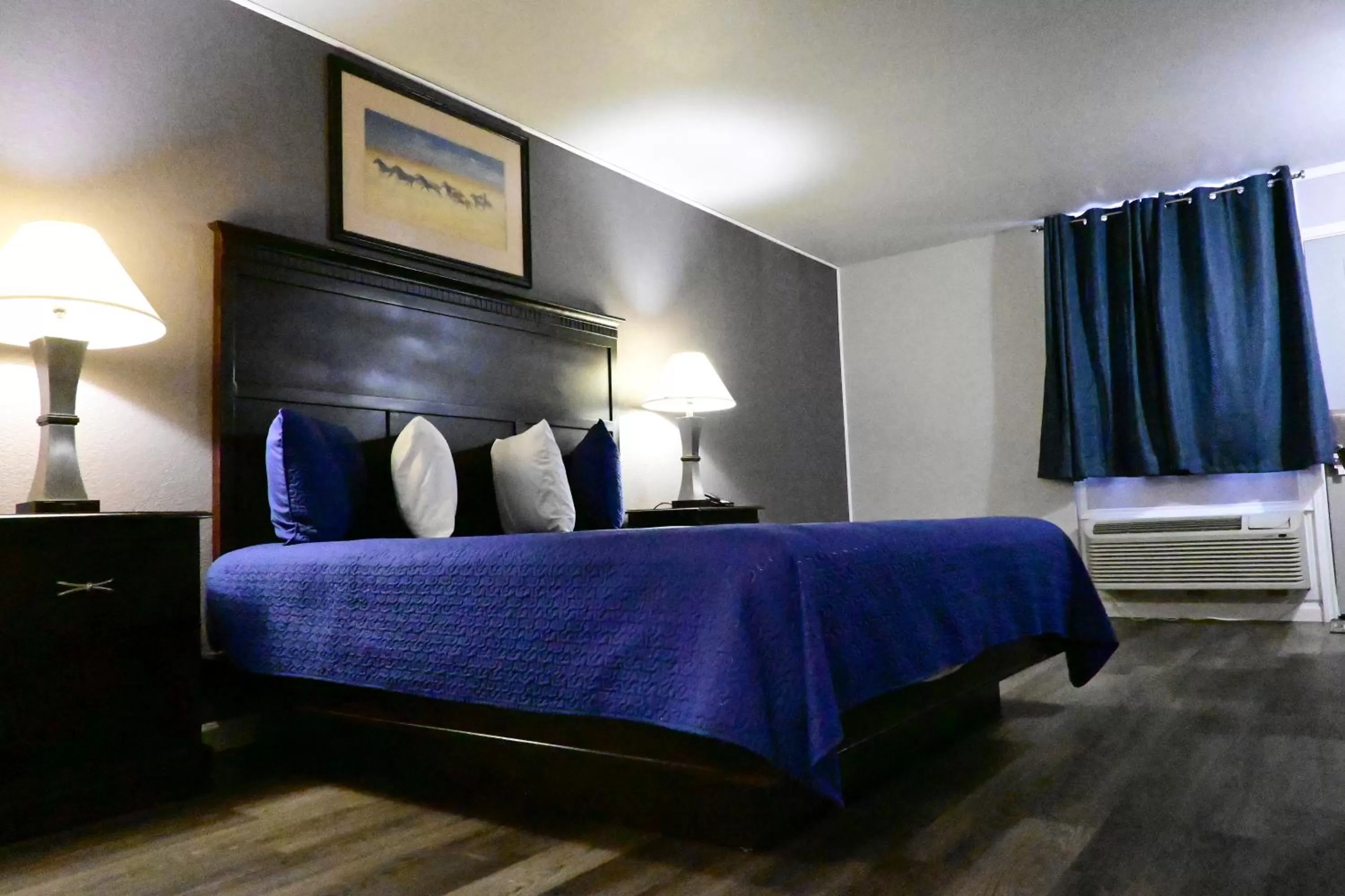 Bed in R Nite Star Inn and Suites -Home of the Cowboys & Rangers