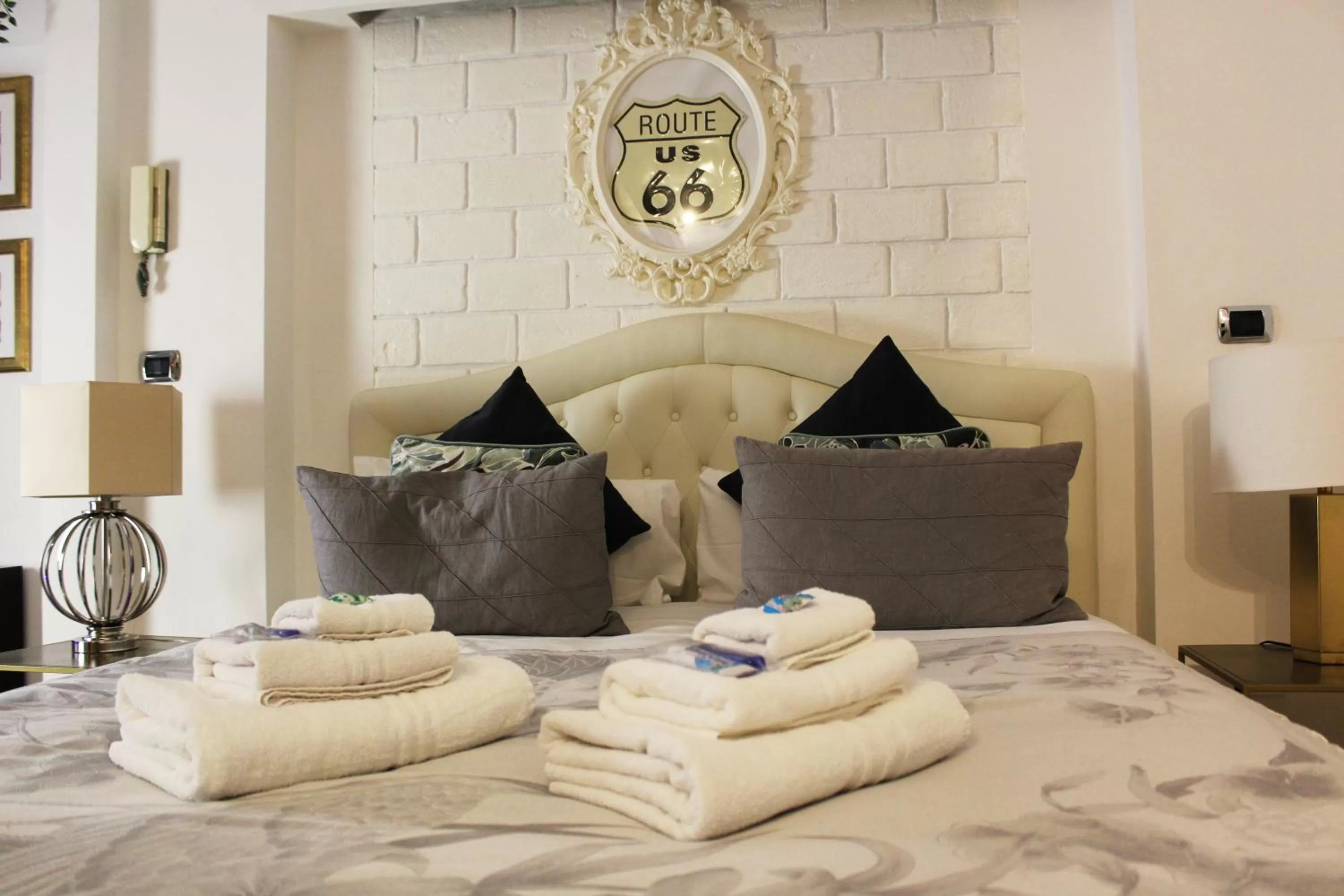 Photo of the whole room, Bed in Naviglio81